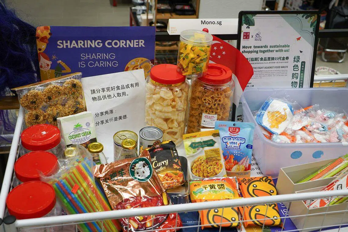 MoNo的“分享角落”，里头的东西可任由顾客免费拿取。（特约摄影余维权摄）