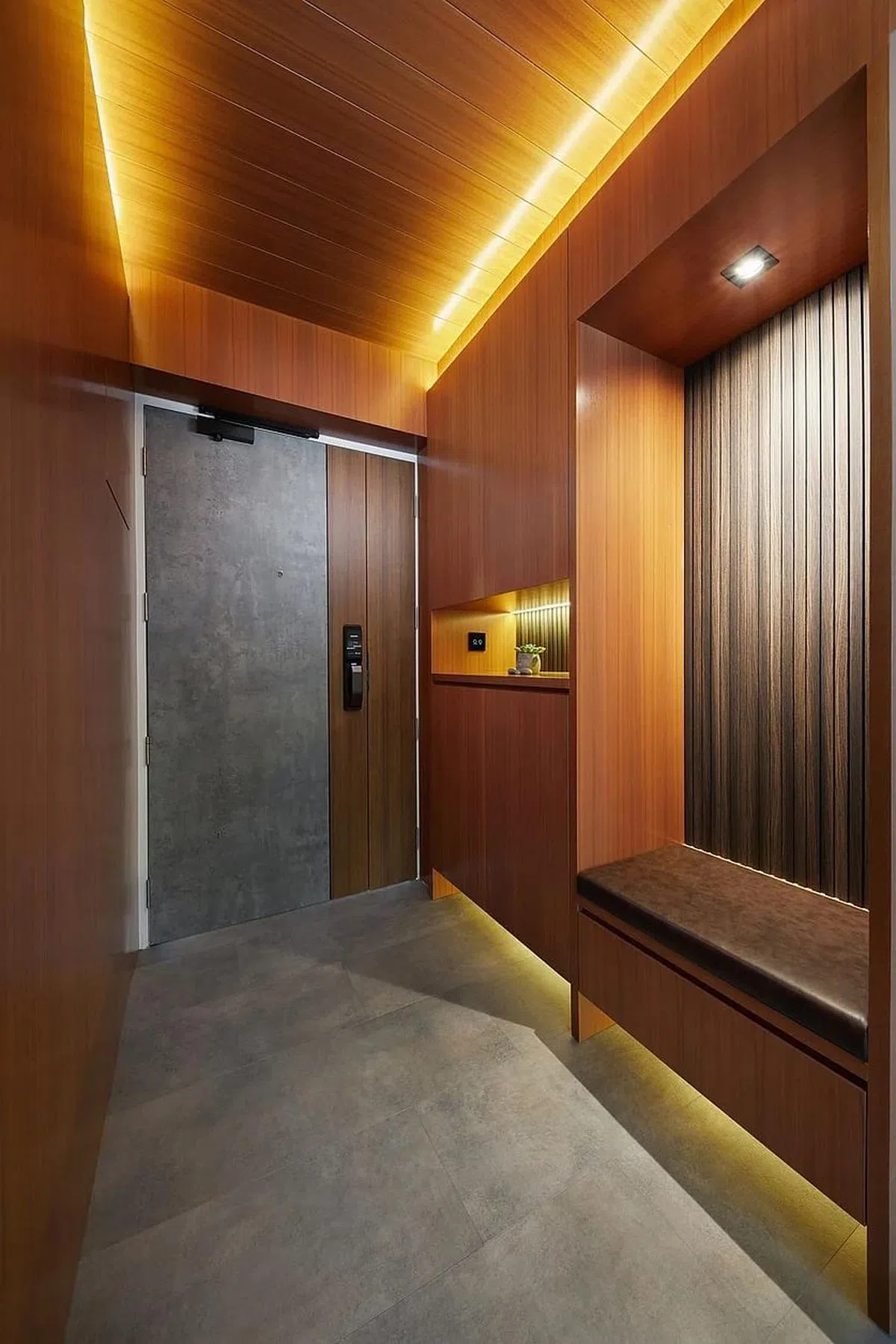 玄关的木质家装优雅沉稳。（Home Guide提供照片）