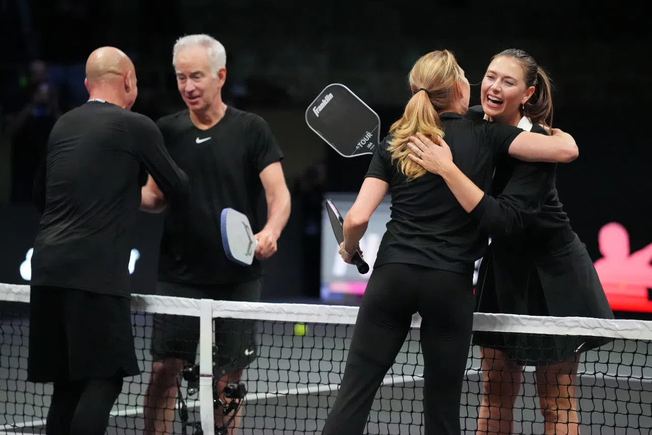 网球前名将玛利亚·莎拉波娃（右一）、施特菲·格拉夫（右二）、阿加西（左一）、麦肯罗（左二）上个月在美国进行了一场匹克球友谊赛。（路透社）