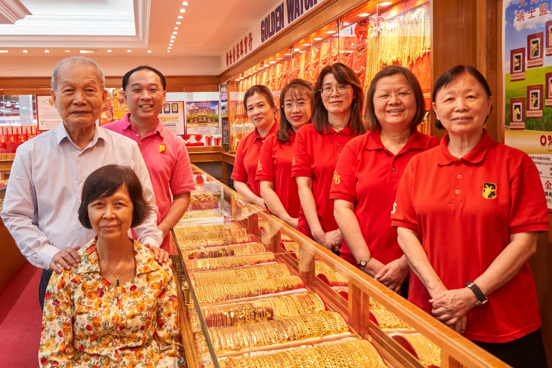 黄金金庄不少员工服务数十年，与贾治忠（左二）和妻儿一路同行，共同见证珠宝行的成长。