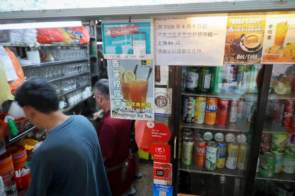 中东战事推高能源、运输、塑料制品，以及咖啡粉等原材料成本，本地茶水价格开始上调，大型连锁咖啡店及个别茶水档普遍加价1角，有的更是调涨3角；部分业者也调整啤酒价格，涨价约2角。