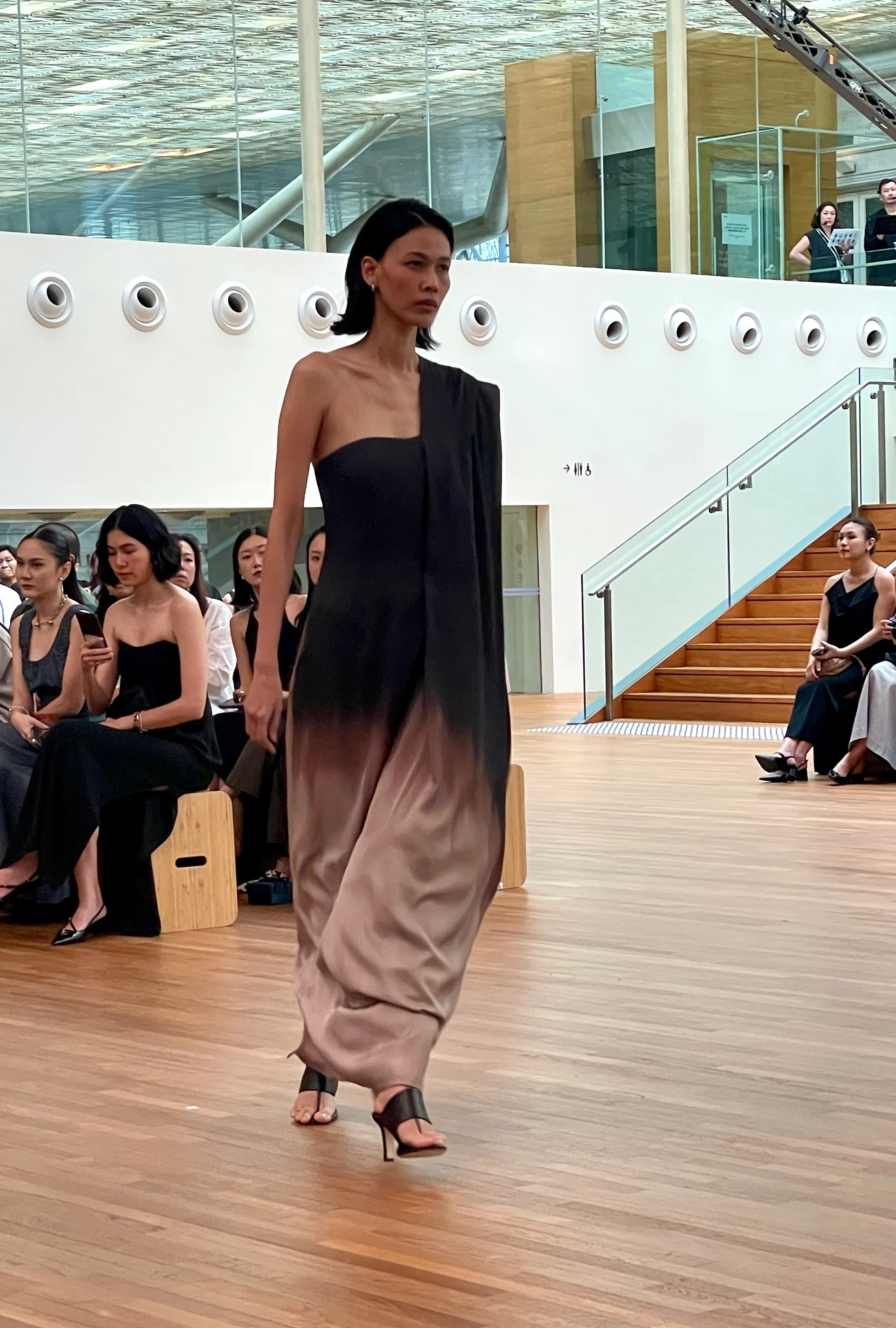 陈维肯这个设计灵感来自于印度纱丽。（林方伟摄）