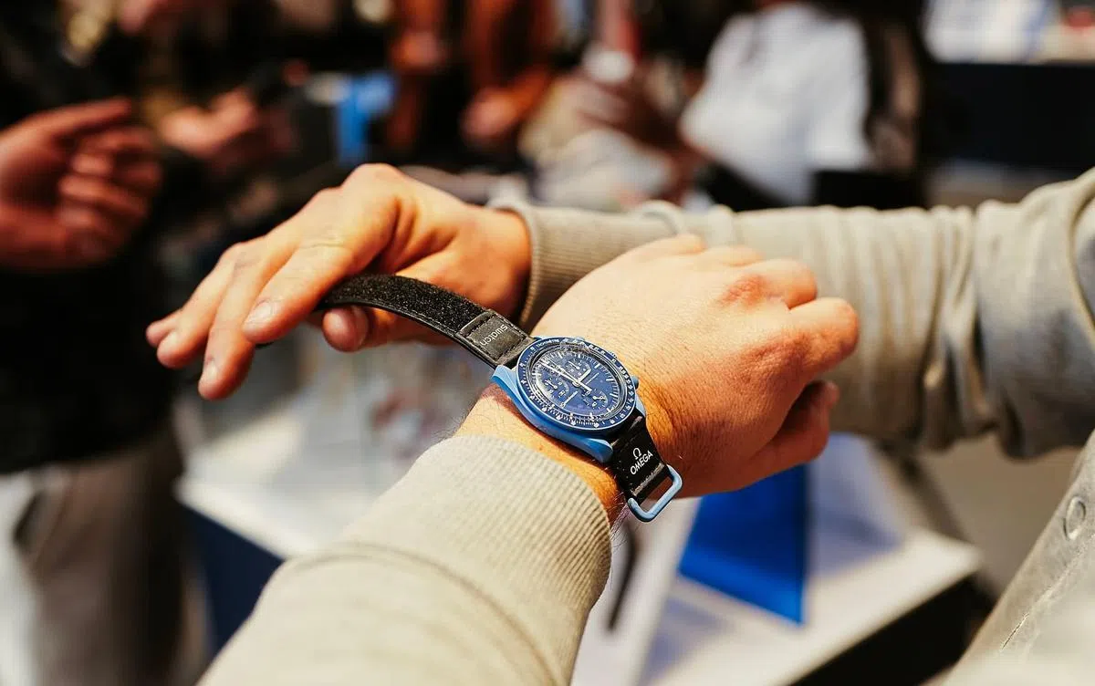 MoonSwatch表带采用魔术贴让戴者根据手腕大小调整长度。（图/取自Hodinkee.com）