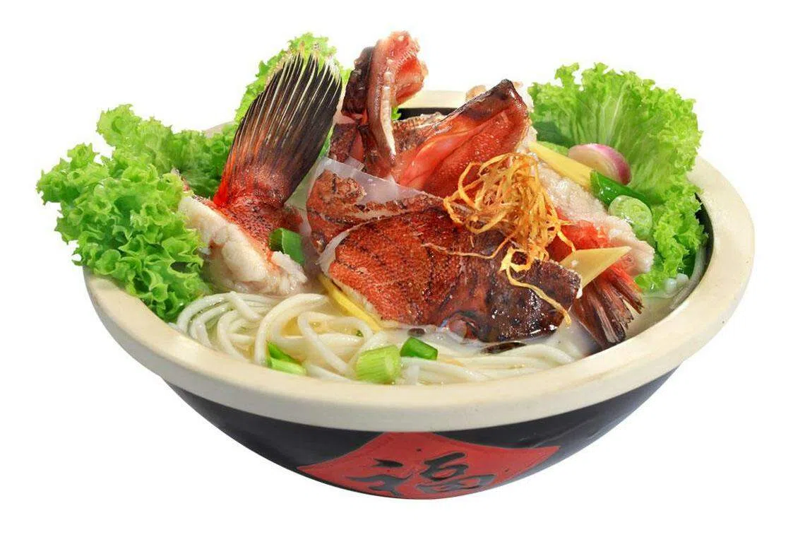 潮州海鲜大排档提供客制化海鲜菜式，食客可先选鱼类或海鲜，再选择喜欢的煮法，可烹煮成粥，或与粗米粉、幼米粉或面线等一起烹煮。（摊主提供）