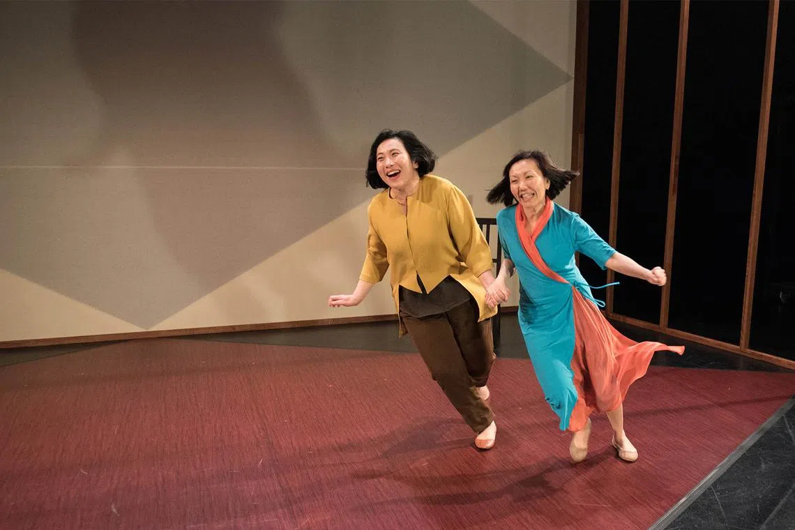 《回忆母亲》由黄翠玲（左）和诺丽娜·莫哈默德一同编写、执导和主演，图为2016年版本。（Jack Yam，Lime Pixels摄／滨海艺术中心提供）