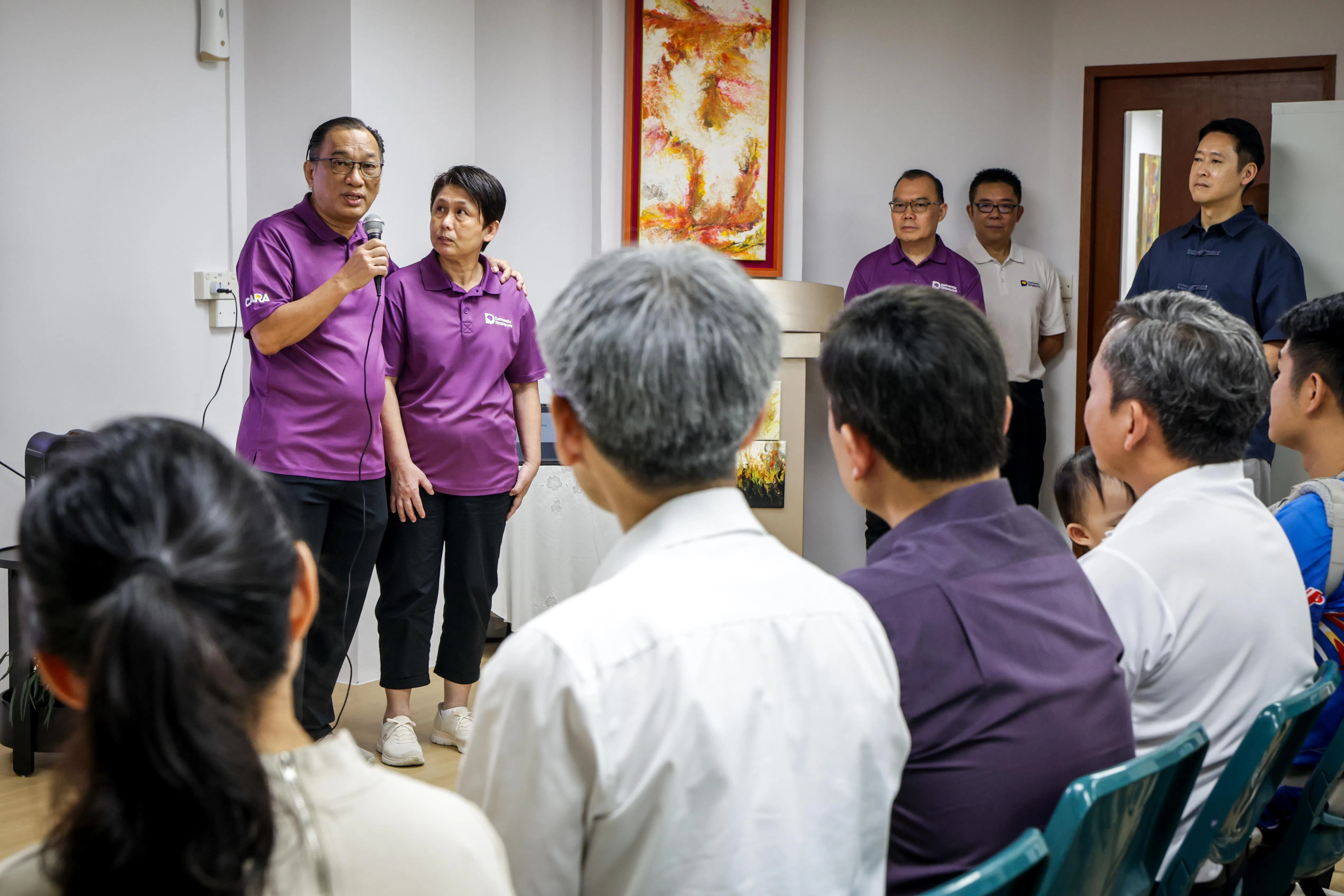 王禄杰（左一，64岁）与妻子沈碧云（左二，61岁）分享参与希望心声计划如何帮助他们面对失智症。碧山—大巴窑集选区议员、国家发展部长徐芳达（观众席左三，背对镜头者）出席活动。（叶振忠摄）