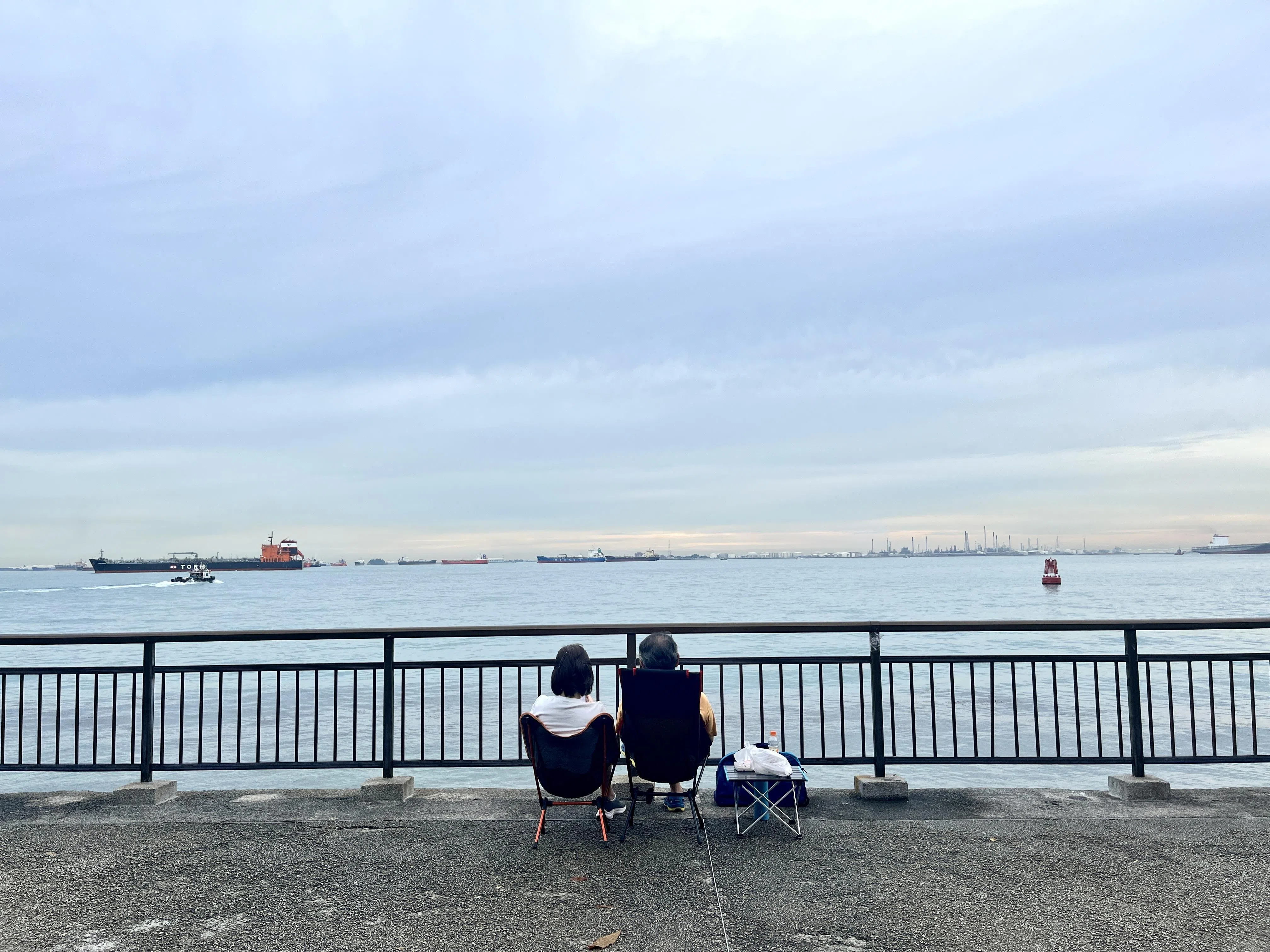 自备椅子，把手机收起，一起坐下看海听海。（陈映蓁摄）