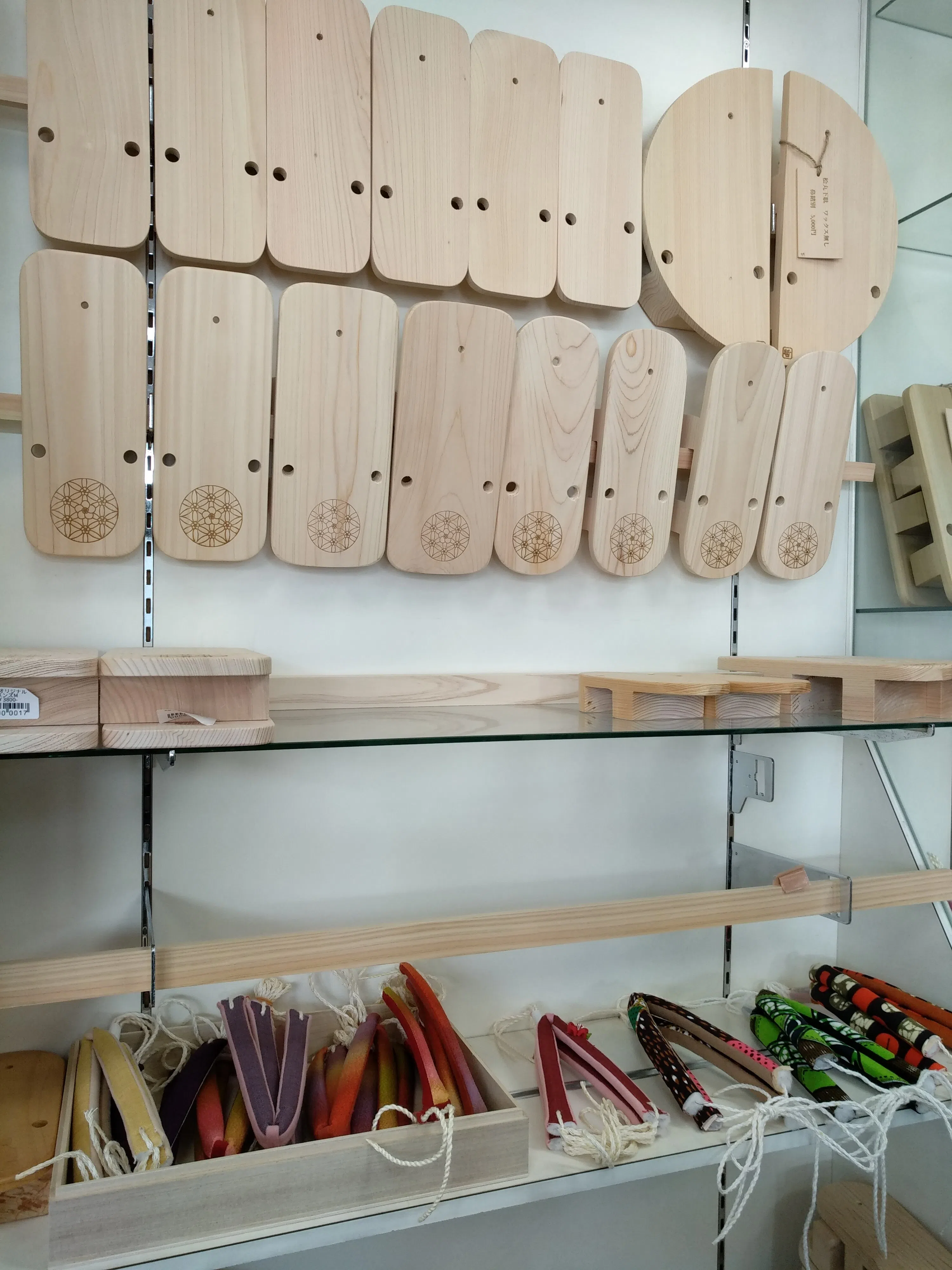 跳郡上舞时穿的木屐。（小黛摄）