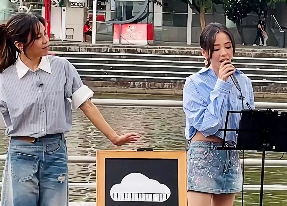 在新加坡站，“新声见证人”蔡健雅（左）与张靓颖在真人秀环节于克拉码头即兴献唱。（互联网）