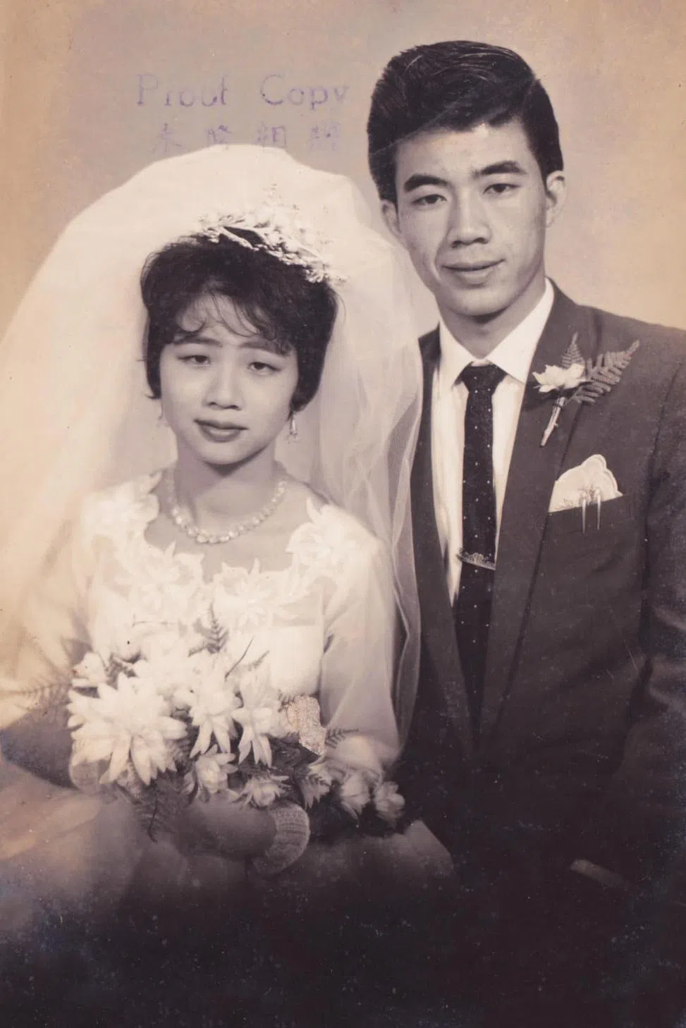 郑荣贵（右）和妻子蔡翁英1963年的结婚照，当时两人分别是23岁和18岁。（受访者提供）