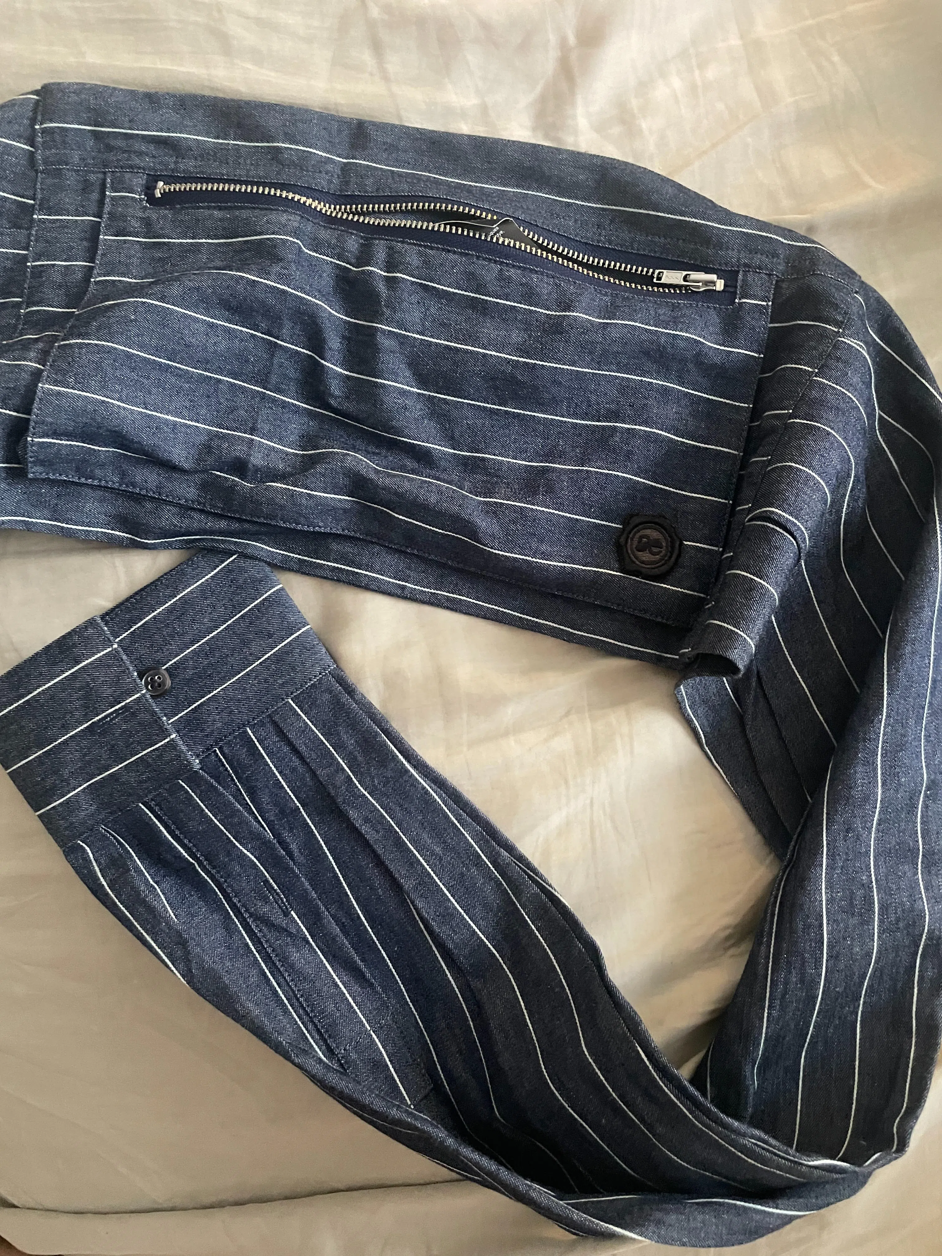 Aepel的长袖也是布袋。（林方伟摄）