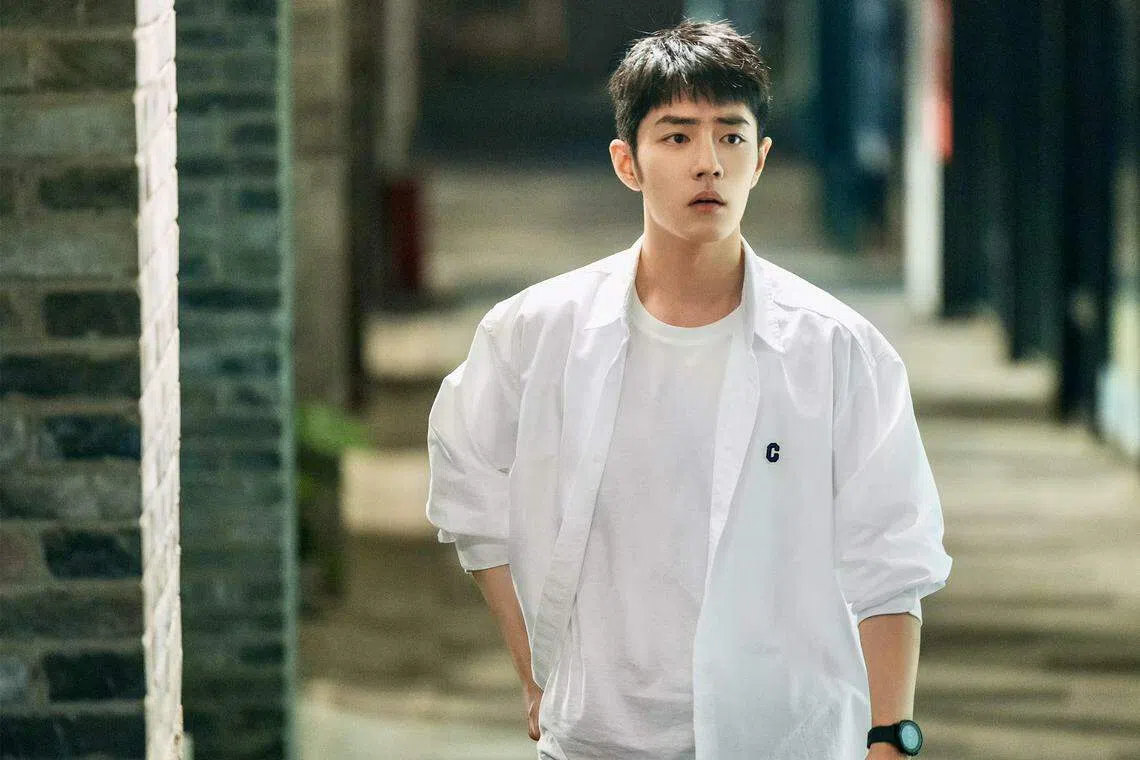 肖战饰演在广告公司上班的26岁新人设计师盛阳。（互联网）