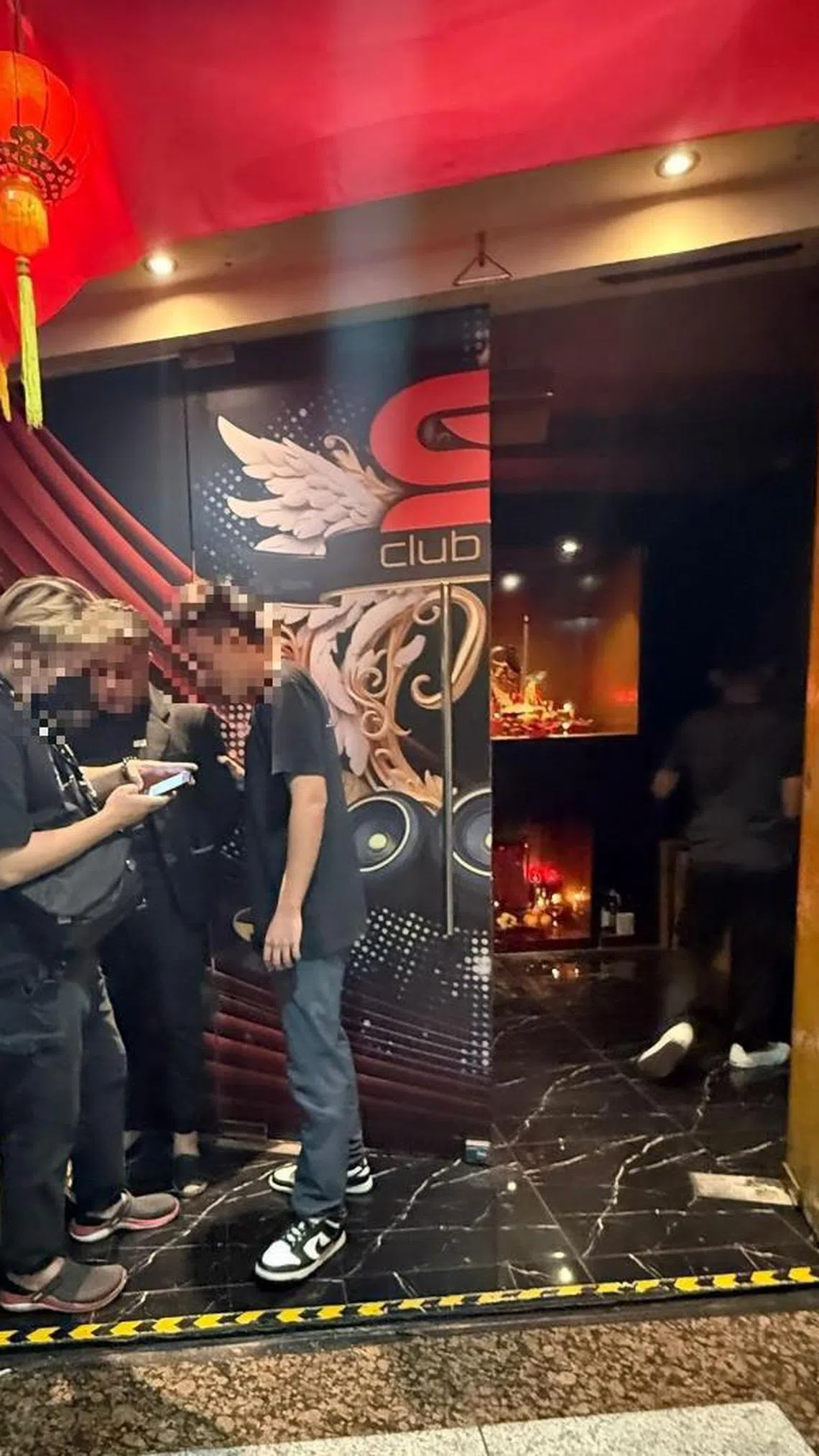 执法人员5月15日突击检查哥里门街怡东购物中心内的夜总会Club Slim。（卫生科学局提供）