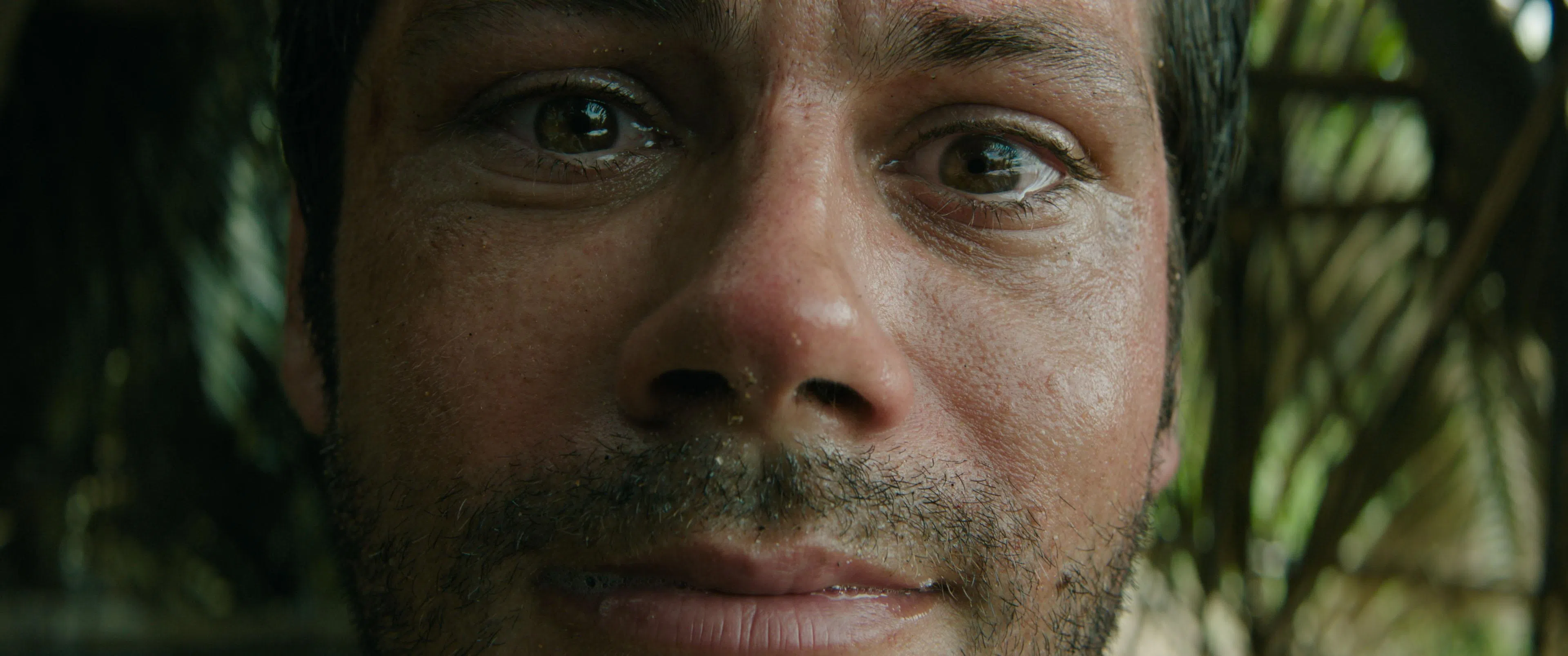 Dylan O'brien饰演受困在荒岛上束手无策的CEO。（迪士尼提供）