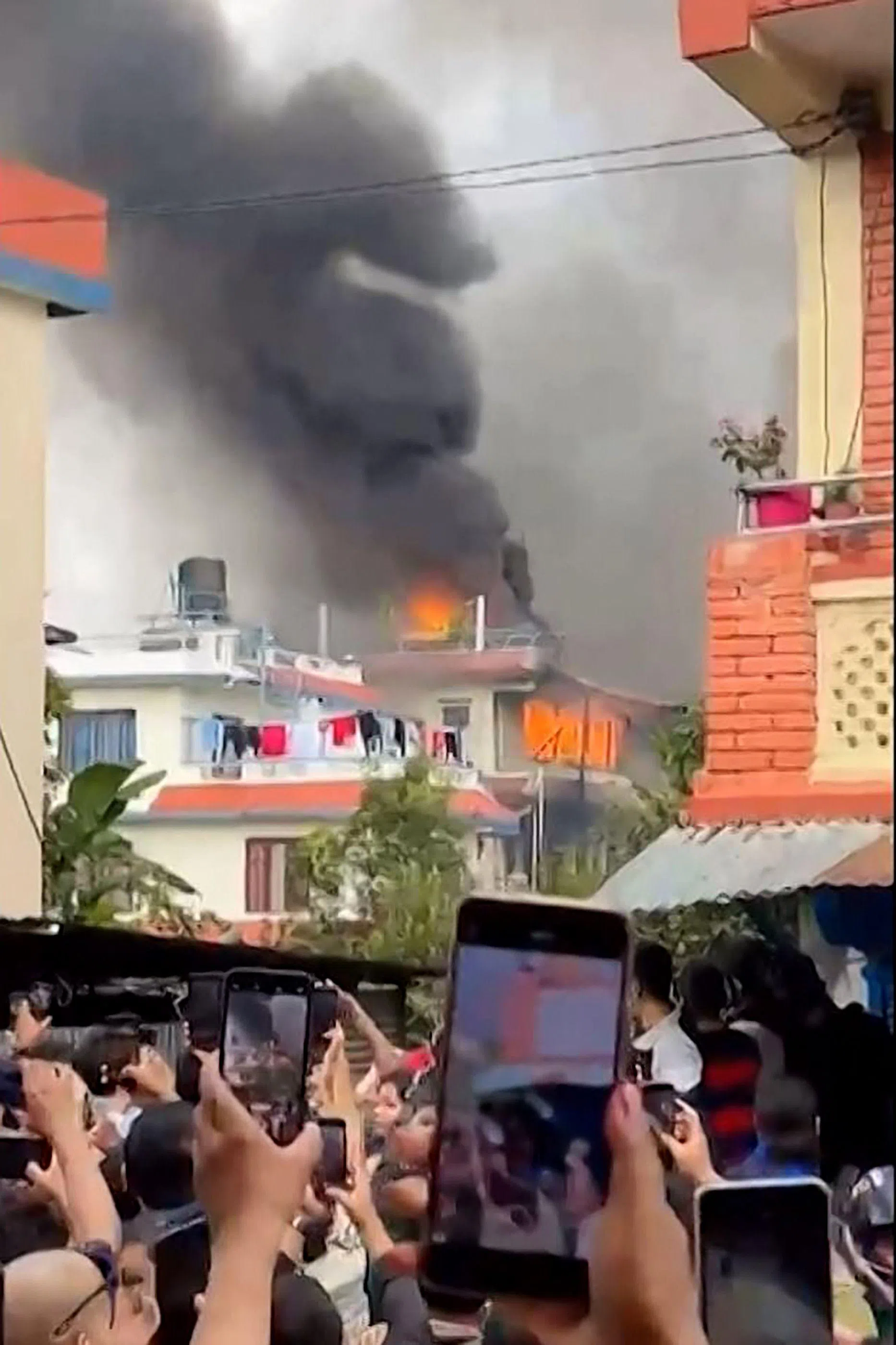 法新社的视频显示，原总理奥利的住家遭纵火。（法新社）