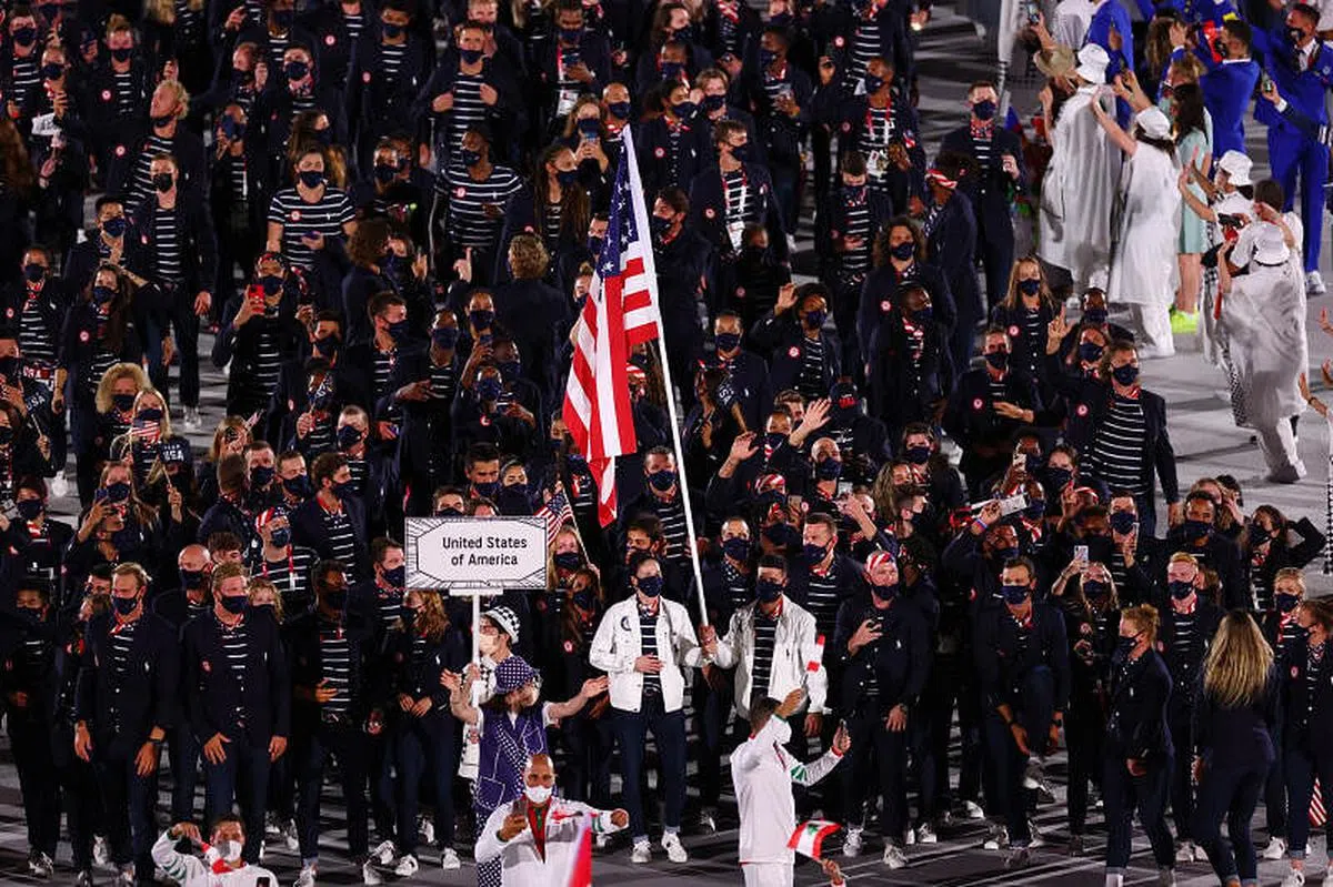 美国旗手，篮球运动员苏伯德（Sue Bird，左）和棒球运动员阿尔瓦雷斯（Eddy Alvarez，右）率领美国奥运团队进场。（路透社） 