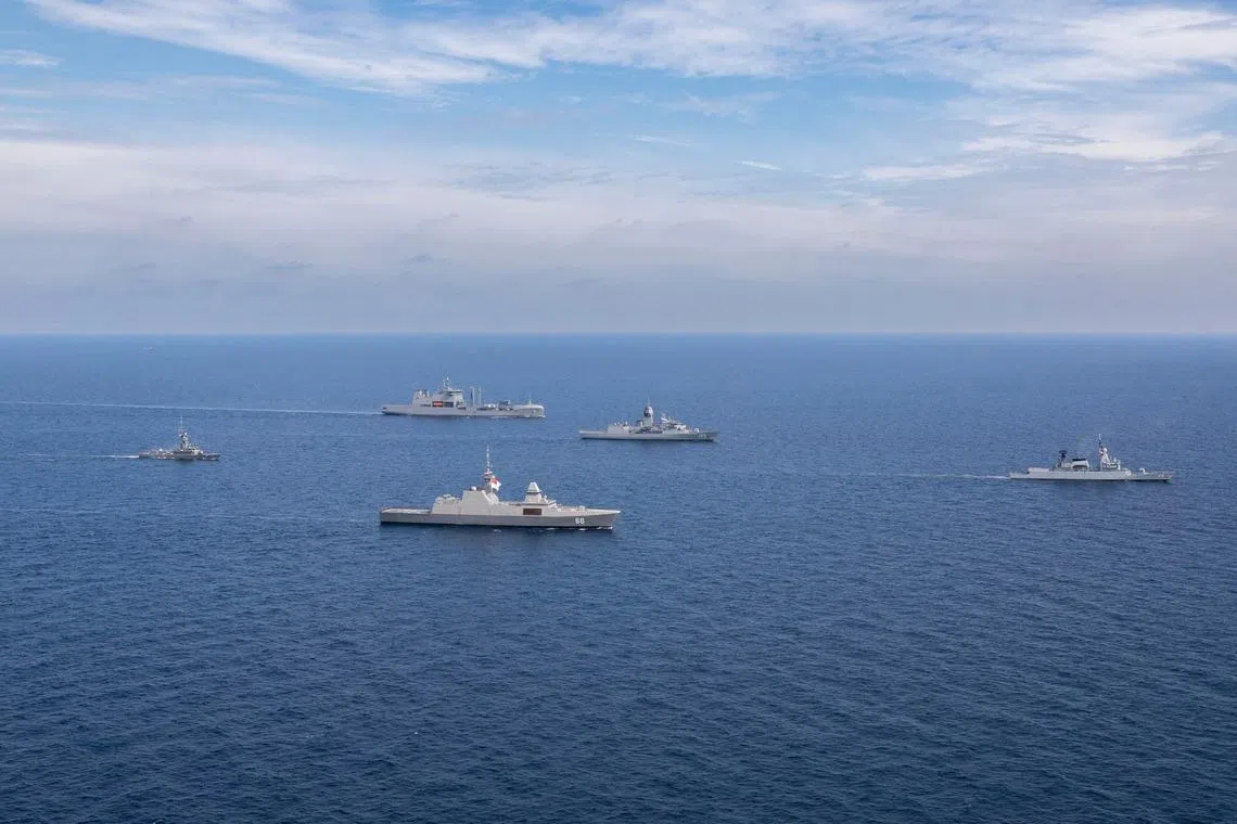 澳大利亚、新西兰、英国、新加坡和马来西亚海军参与去年10月举行的“五国团结”年度联合军演。（取自澳大利亚皇家海军舰艇巴拉瑞特号脸书）
