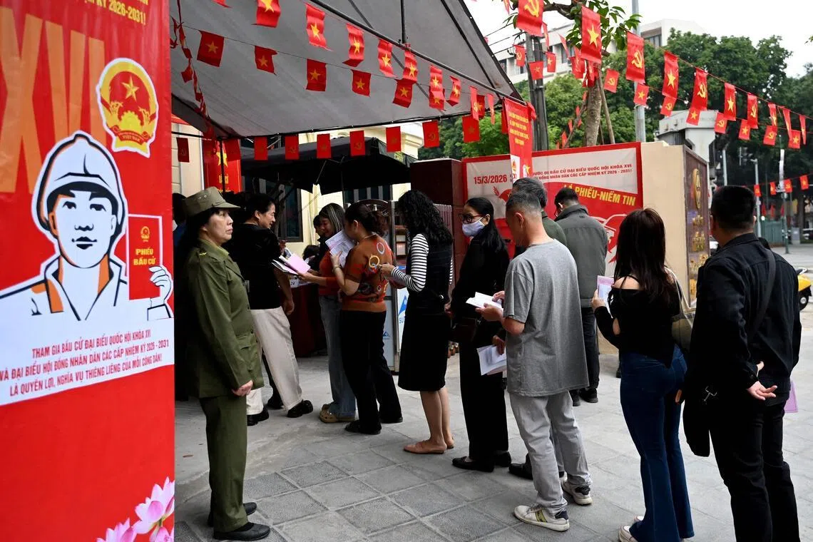 3月15日，越南选民在首都河内的一个投票站排队等待投票。（法新社）