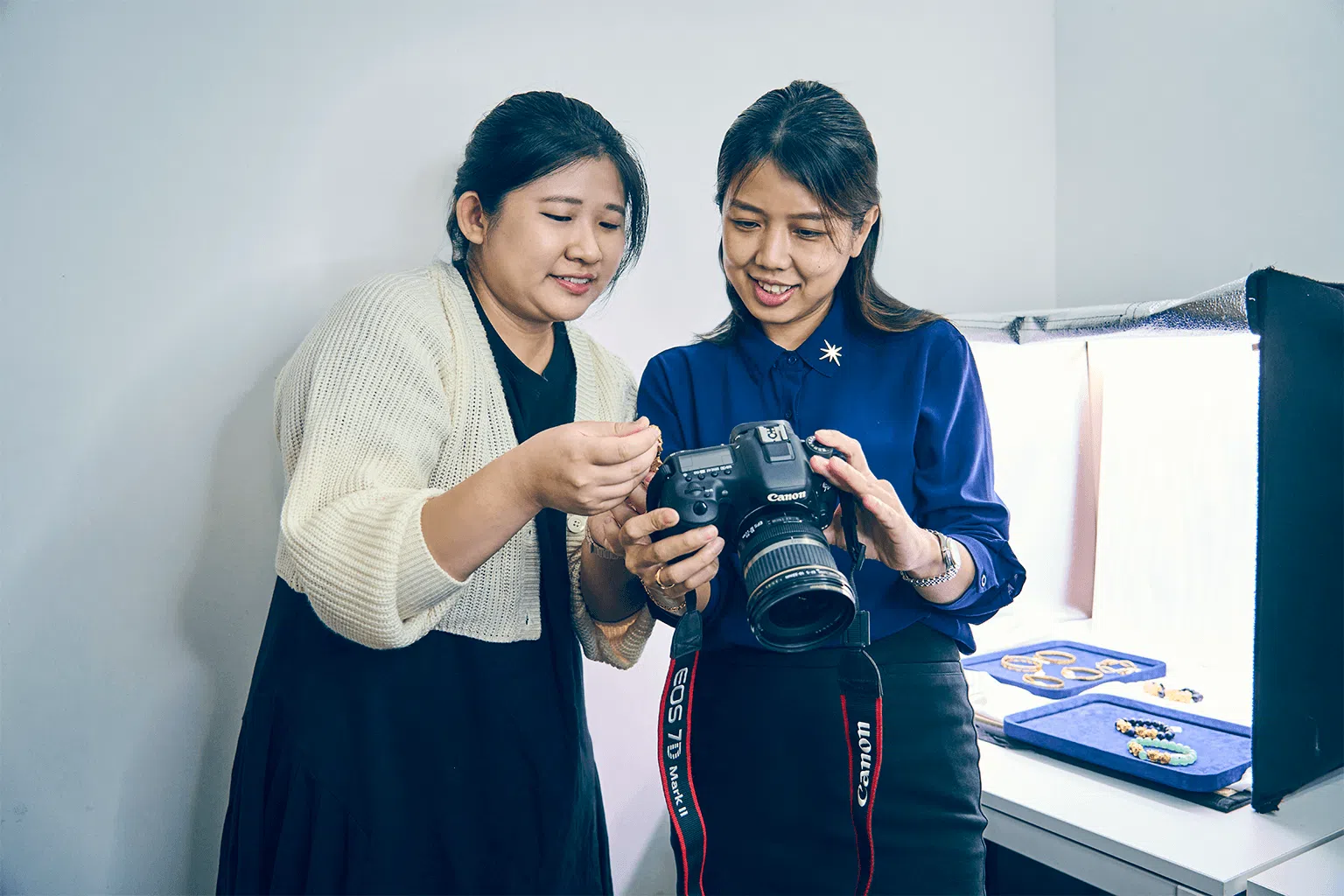 美伦金庄的工作经历使年仅26岁的彭淑仪（左）飞速成长为能独当一面的电商行销专员。（图/新报业媒体）