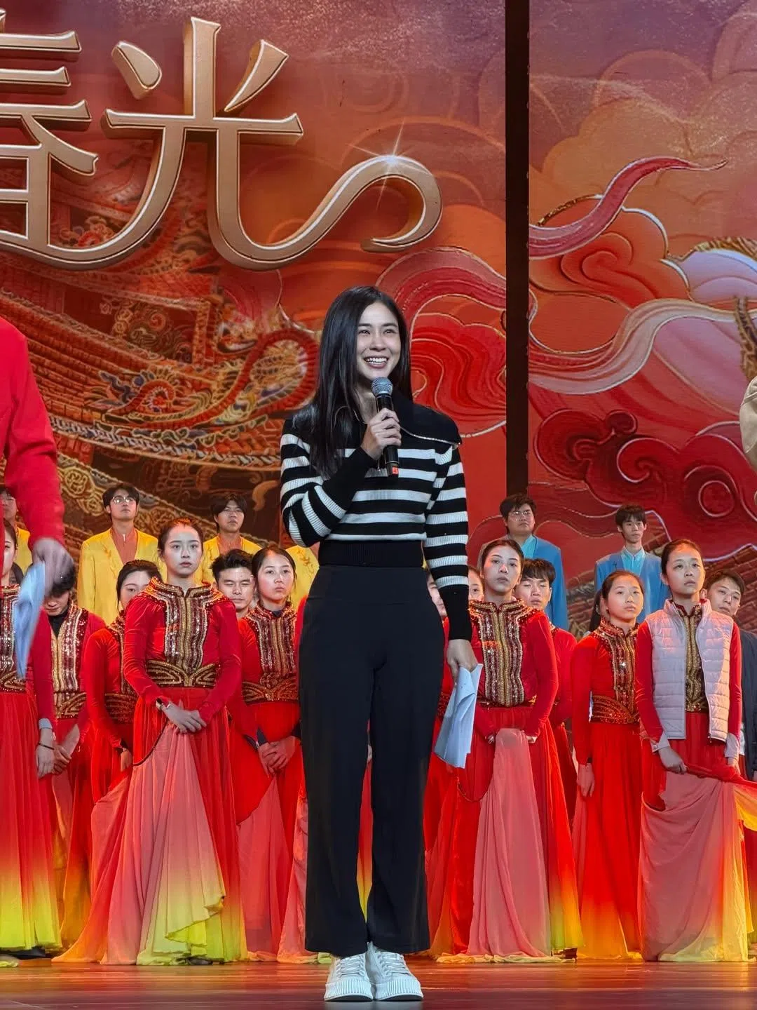 郑六月形容主持春晚的经历犹如一场梦，至今仍觉得“好像不是一件真实发生过的事”。（取自郑六月IG）