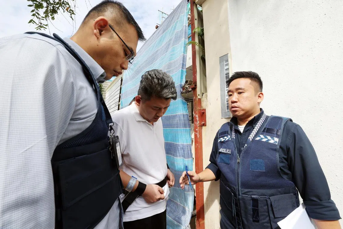 到私宅破门行窃的另一名被告冯云龙（中）。根据案情，张永祥从一个正在装修的单位翻墙到隔壁单位干案，冯云龙当时负责在单位外把风。（档案照片）