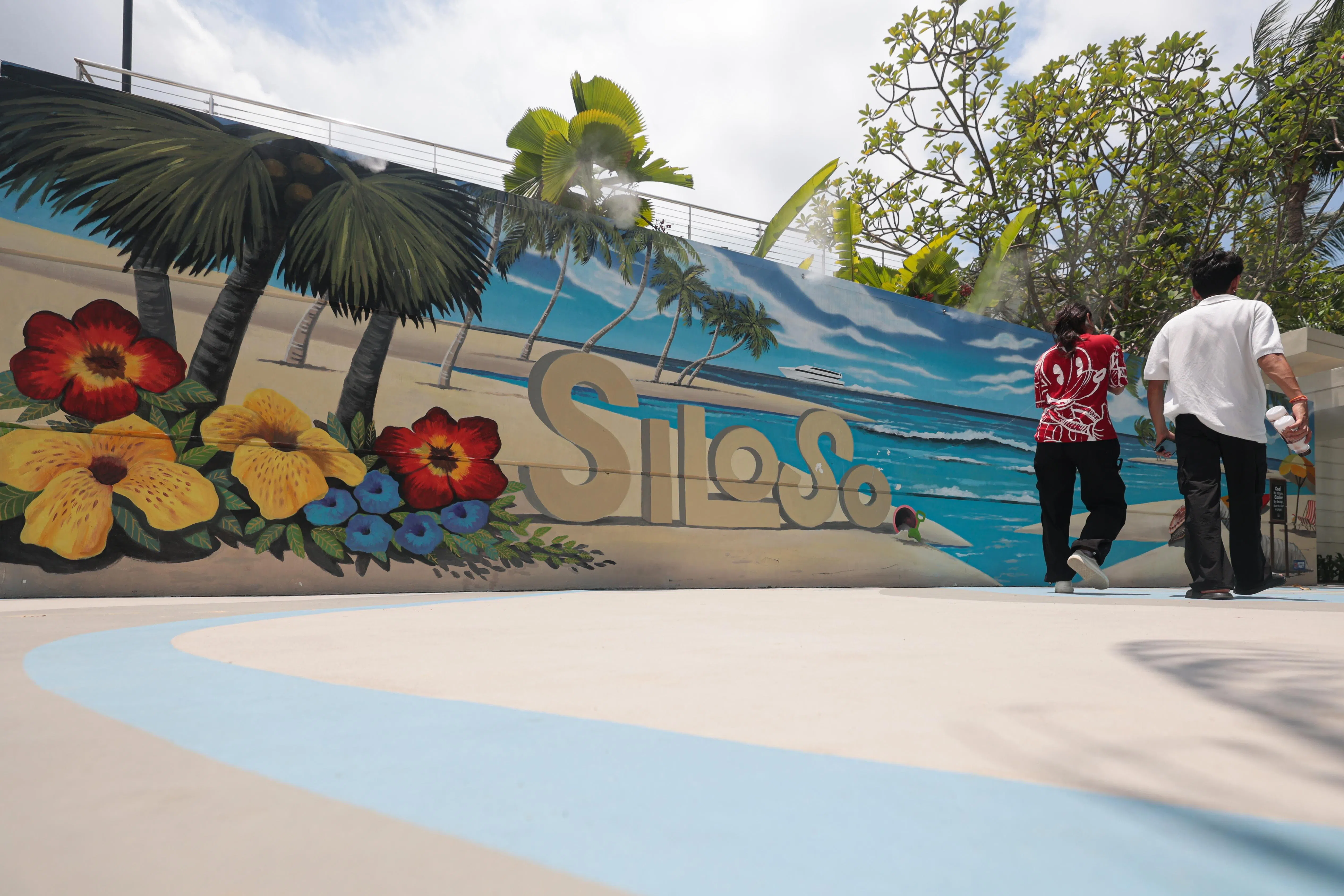 圣淘沙6月在靠近西乐索海滩的地段，为部分走道和墙面漆上隔热涂料，并安装降温喷雾系统，为访客解暑。（李冠卫摄）