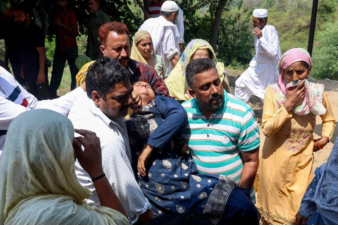 5月10日，查谟一个家庭哀悼在巴基斯坦炮击中逝去的家人。（法新社）