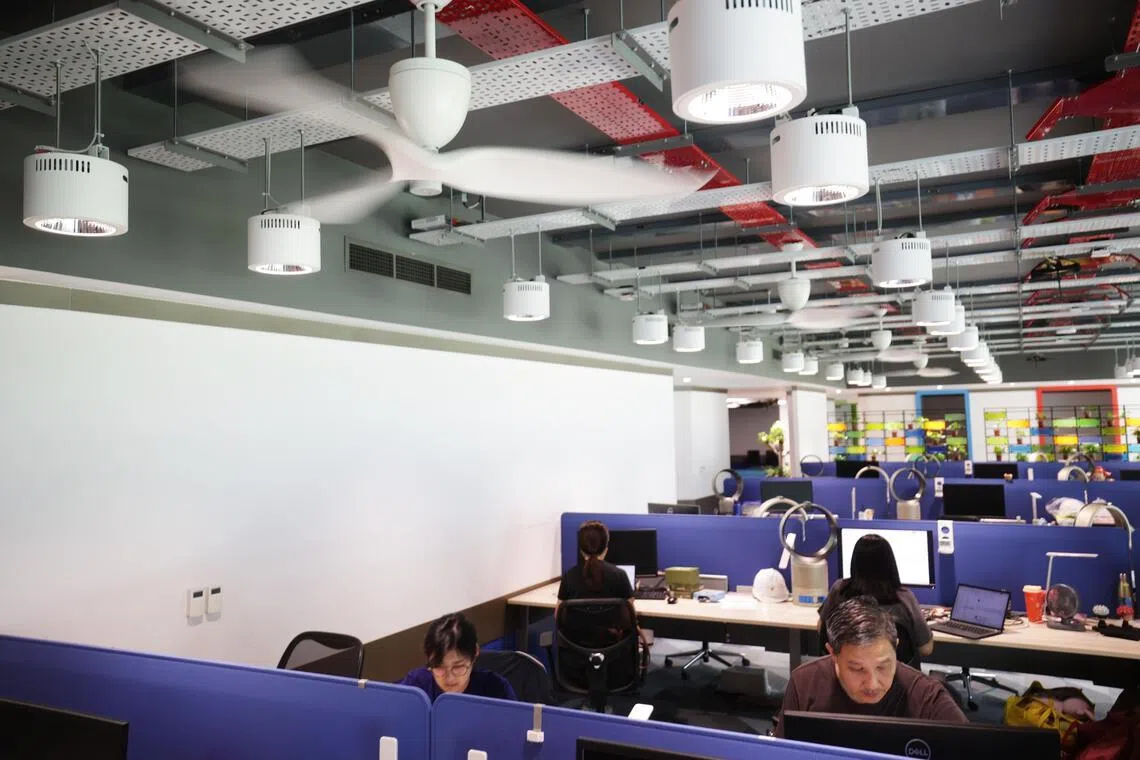 建设局专科学院布莱德校区的升级版“零能耗建筑”一楼办公室，采用吊扇和冷气机的混合冷却（Hybrid Cooling）方案。室内冷气机温度只需调到26.5摄氏度，吊扇以最低档运转，即可让办公室足够凉爽。（档案照片）