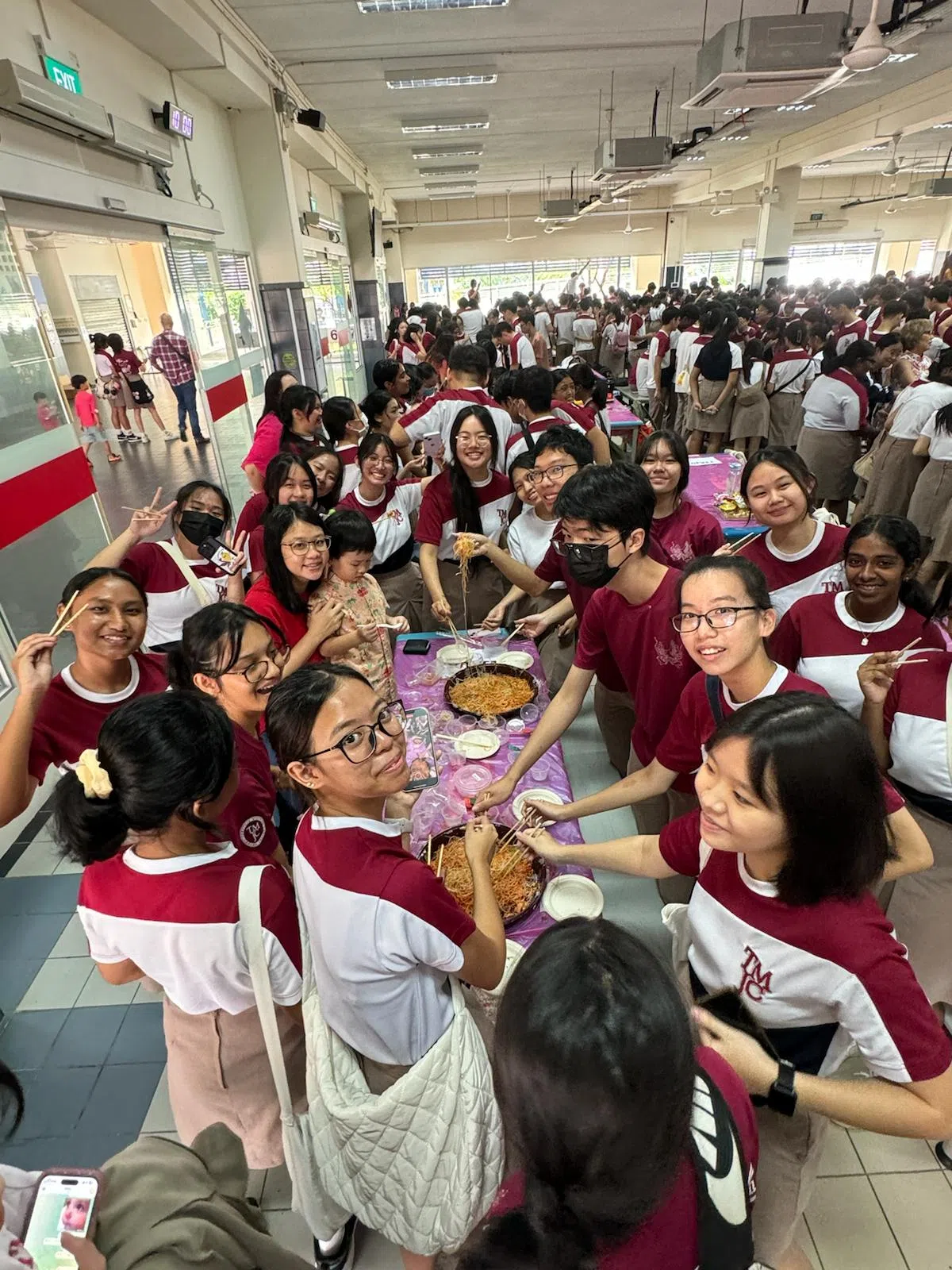 师生“捞起”同乐，不但营造春节喜庆氛围，也加强学生之间的凝聚力。（淡滨尼美廉初级学院提供）