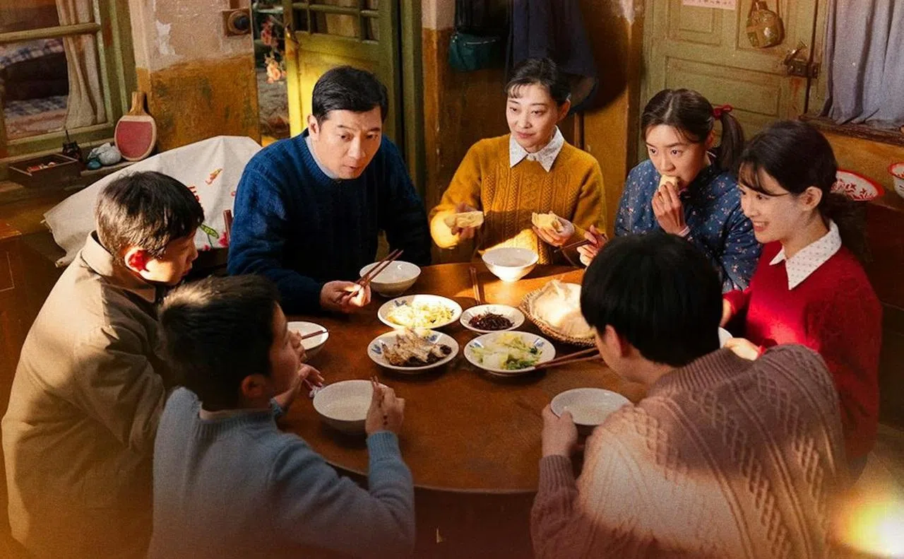 庄先进（面向镜头左起）和苏小曼被夹在孩子间左右为难，却始终选择用爱来化解冲突。（互联网）