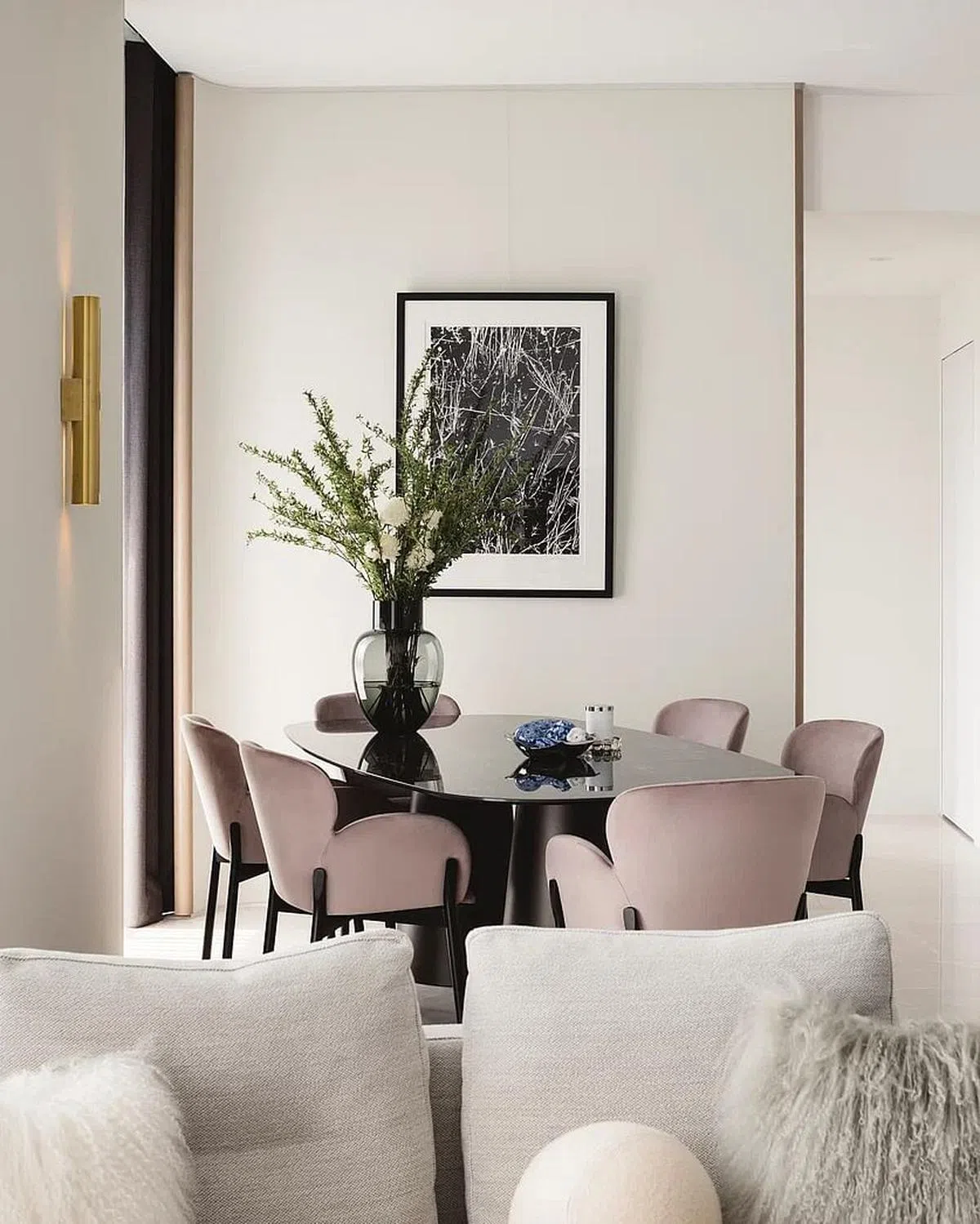 饭厅的桌椅都是圆弧形，餐桌稍微摆斜是为了容纳更多宾客。（932设计事务所提供照片／Studio Periphery摄影）