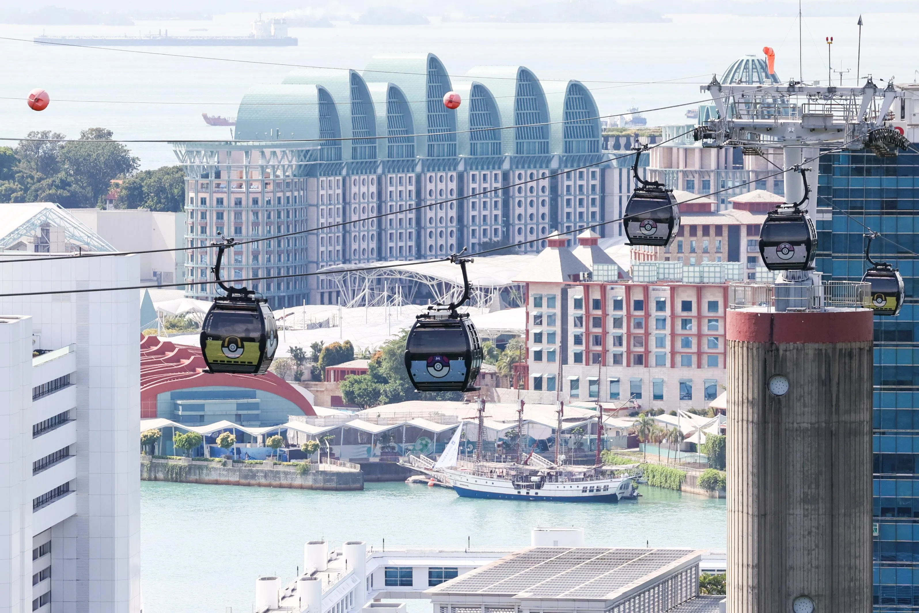 第四代缆车从2009年启用至今，67辆缆车每日往返于花柏山与圣淘沙之间载客。图为花柏山休闲集团和宝可梦（Pokémon）合作，缆车车厢变装成精灵球（Poké Ball）。（卓祾祎摄）