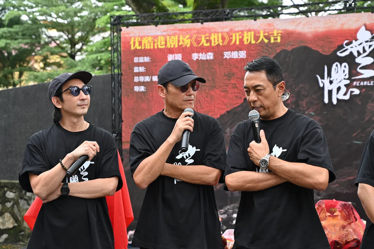 姜皓文（右）在开机仪式上说期待与苗侨伟（中）合作，左为兼任总监制与主演的李灿森。（天下一电影制作、天下一马来西亚提供）