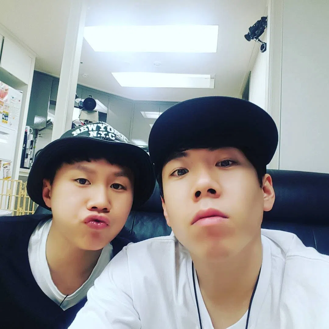 梁世灿（右）2013年罹患甲状腺癌，梁世炯（左）当时想尽办法逗弟弟开心。（取自梁世灿IG）