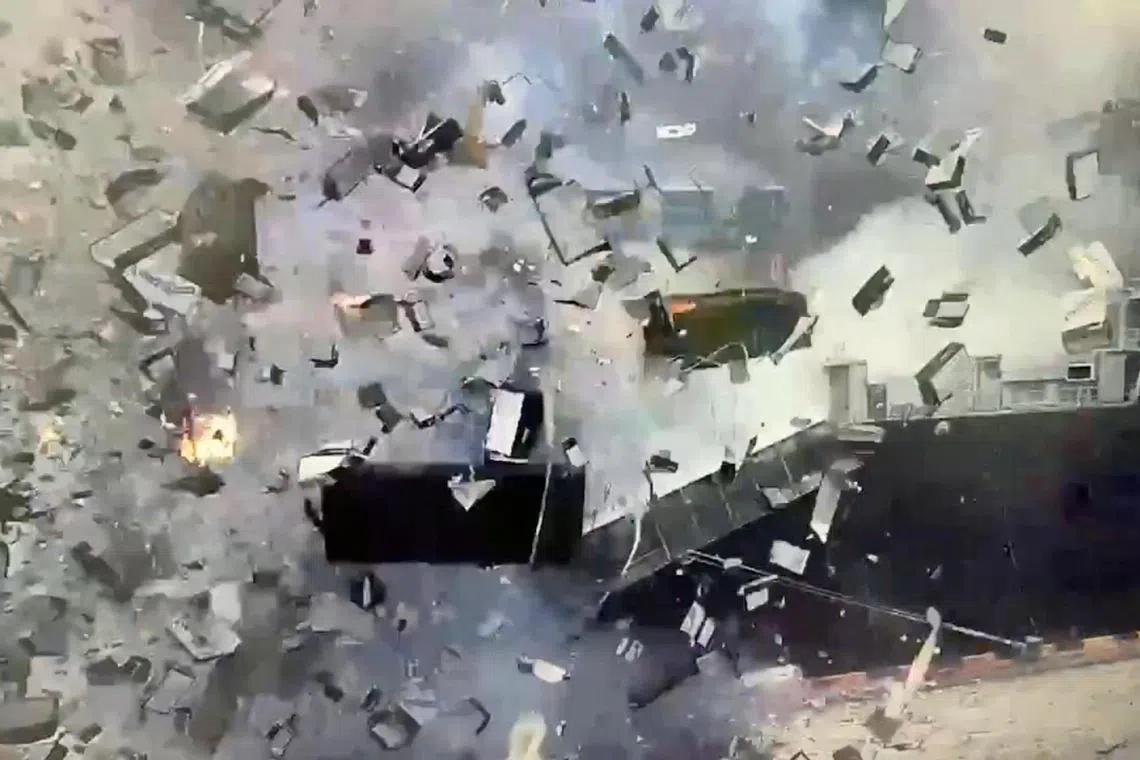 货轮“动明”船上集装箱发生燃爆，集装箱、货物碎片迸发飞散的瞬间。（路透社视频截图）