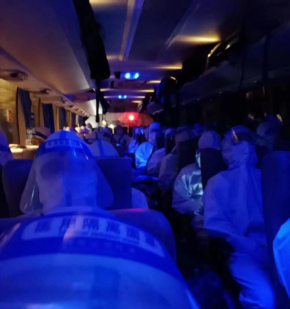 微博网友贴出的自己乘坐隔离转运客车时的照片，包括司机在内的所有人都要穿着全套防护装备。网友说，为了防止病毒扩散，也不可以打开窗户或是开空调，车内十分闷热。（互联网）