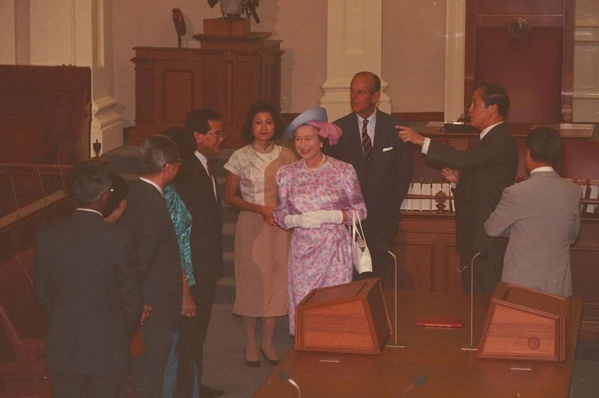 1989年10月，伊丽莎白女王（中）和菲利普亲王（右三）参观新加坡国会大厦，与国会议长陈树群（右二）、副议长阿都拉、议员林文兴等交流。（档案照）