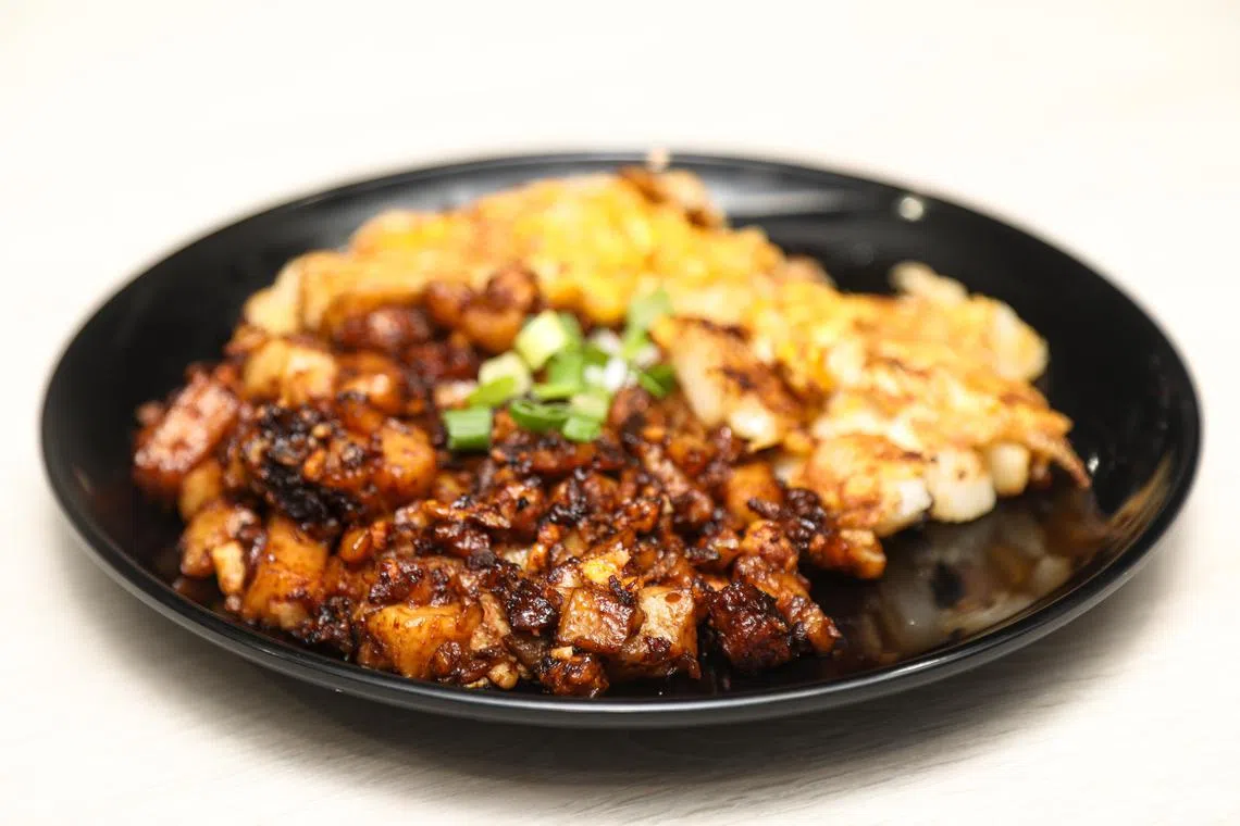 鸳鸯菜头粿，黑菜头粿甜香，白菜头粿咸香，两种滋味一盘品尝。（刘欣怡摄）