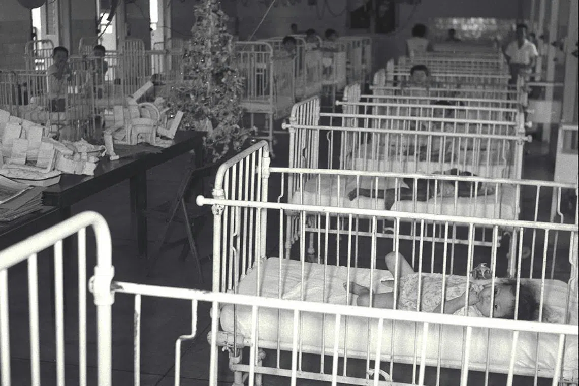 小儿麻痹症是50年代新加坡重大公共卫生问题，图为1958年新加坡中央医院病房的小儿麻痹症儿童患者。（档案照）