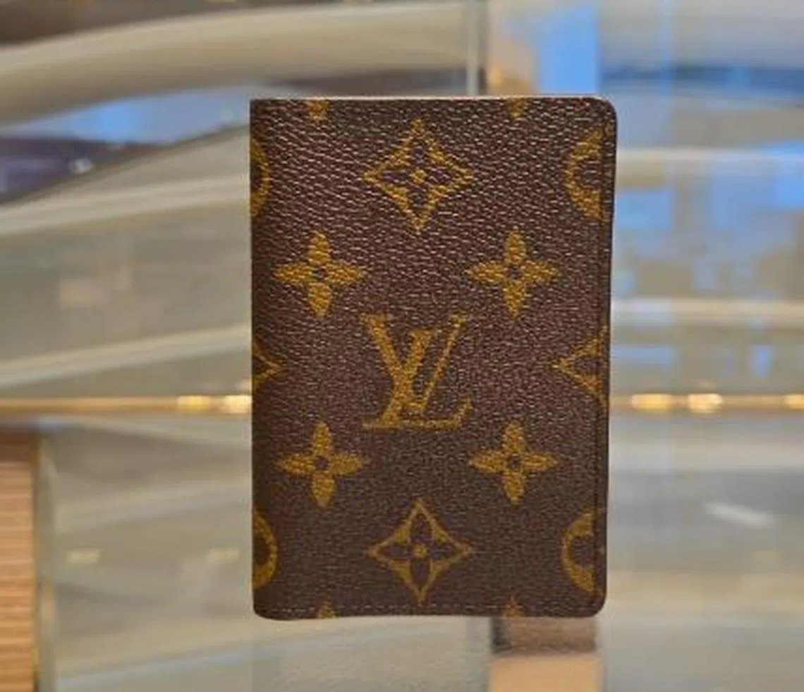 男子在第一搭客大厦另一间零售店偷走一个价值超过596元的卡夹。（新加坡警察部队提供）