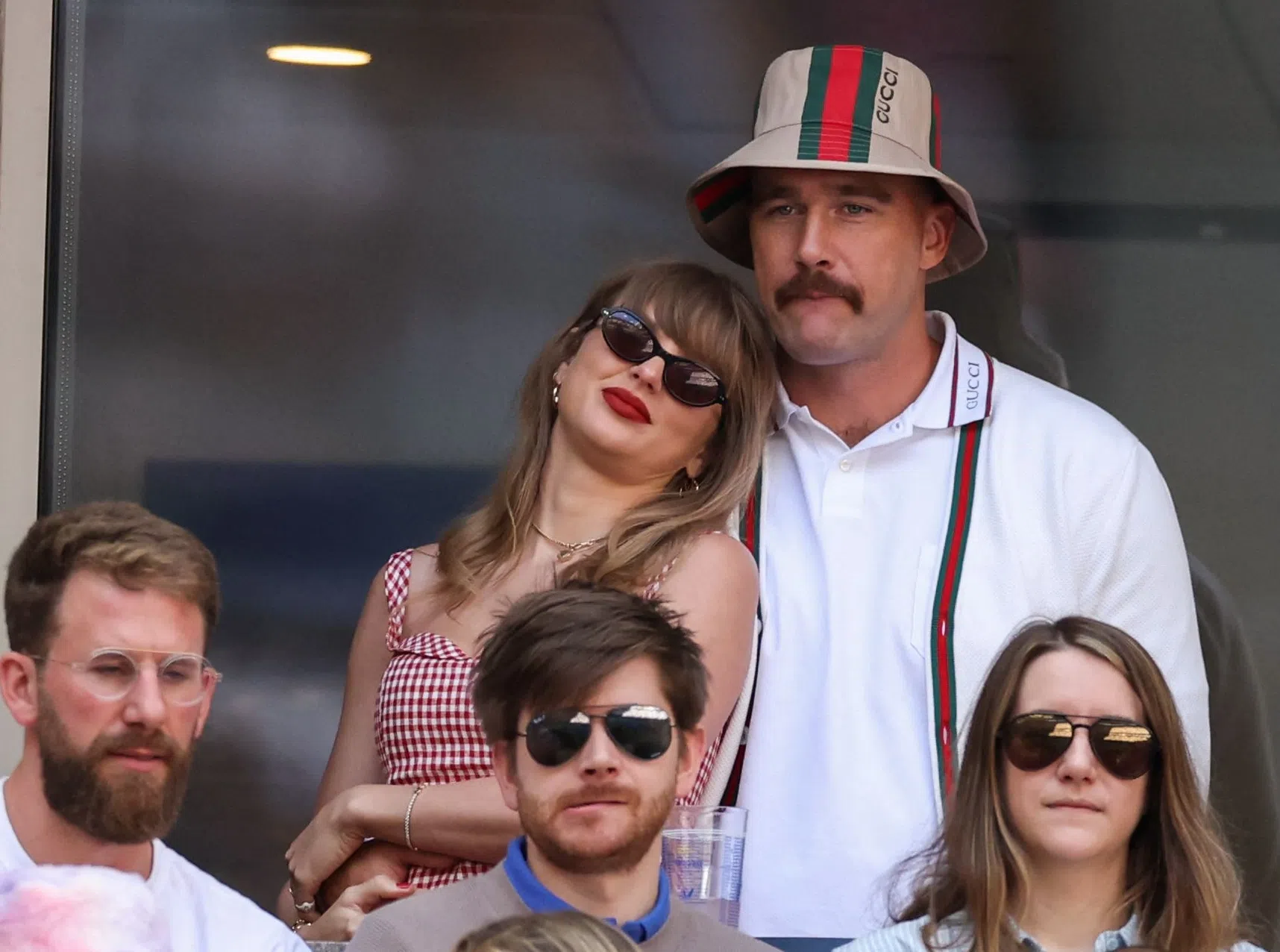 Kelce（右）幽默回应大家对未婚妻新歌“Wood”的热议。（法新社）