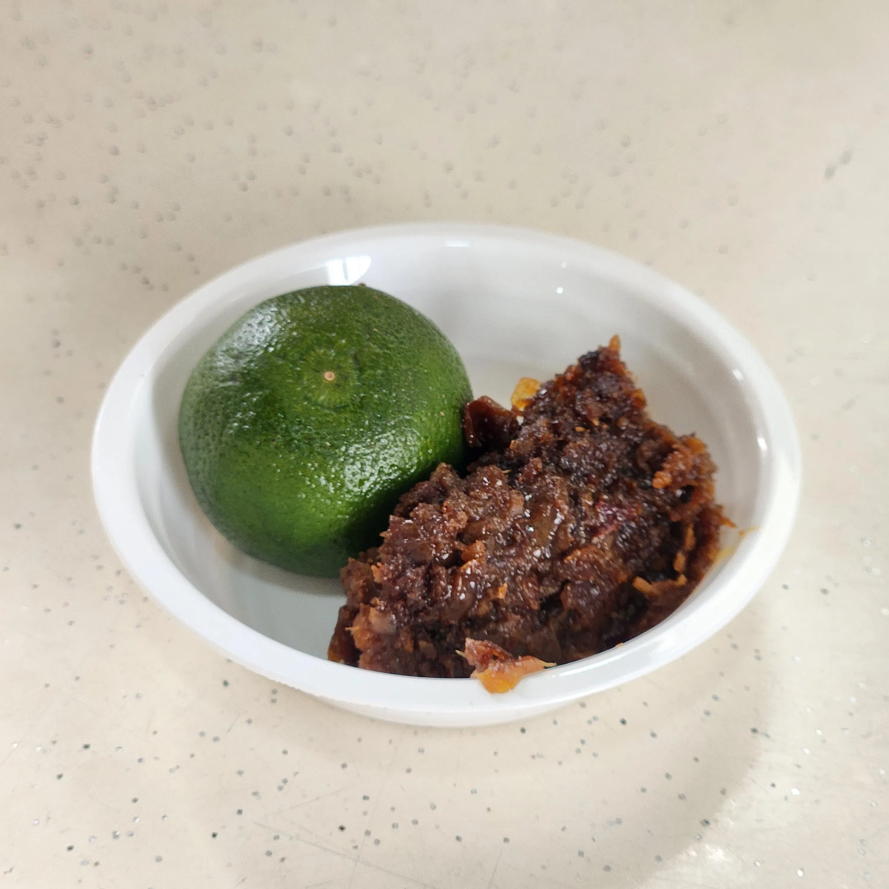 品记小厨的蘸酱加了虾米和小红葱。（陈爱薇摄）