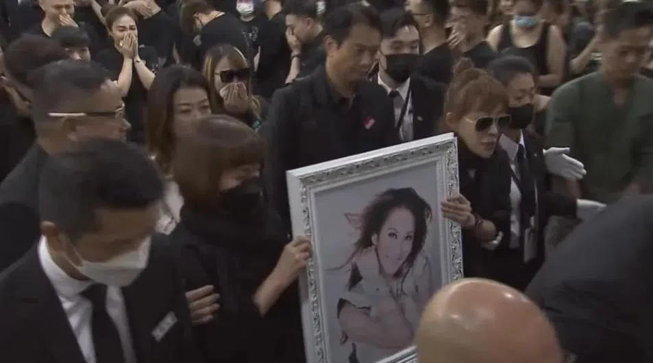 李秋林及李思林捧着李玟的遗照。（互联网）