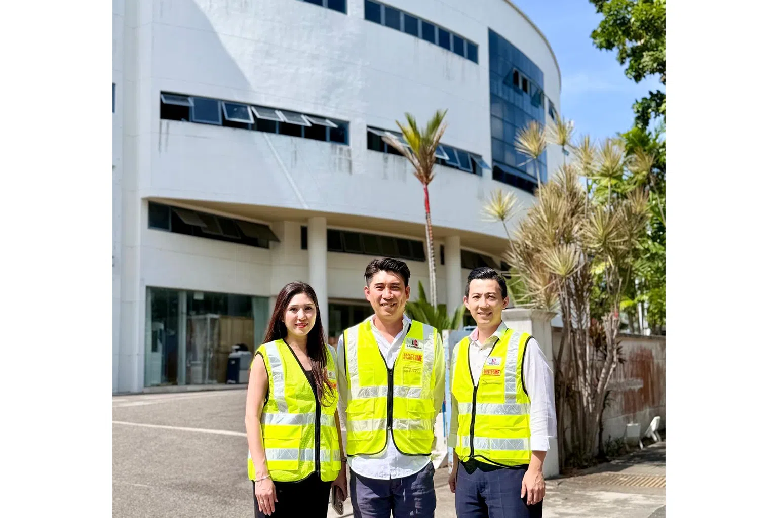 南川通过华侨银行迅速提供的融资支持完成收购。（左起）华侨银行环球商业银行企业银行业务部董事总经理陈淑惠、南川建设董事总经理陈敬隆和华侨银行环球商业银行企业银行业务部执行总经理姜文威在南川新收购的营运场地前合影。（华侨银行提供）