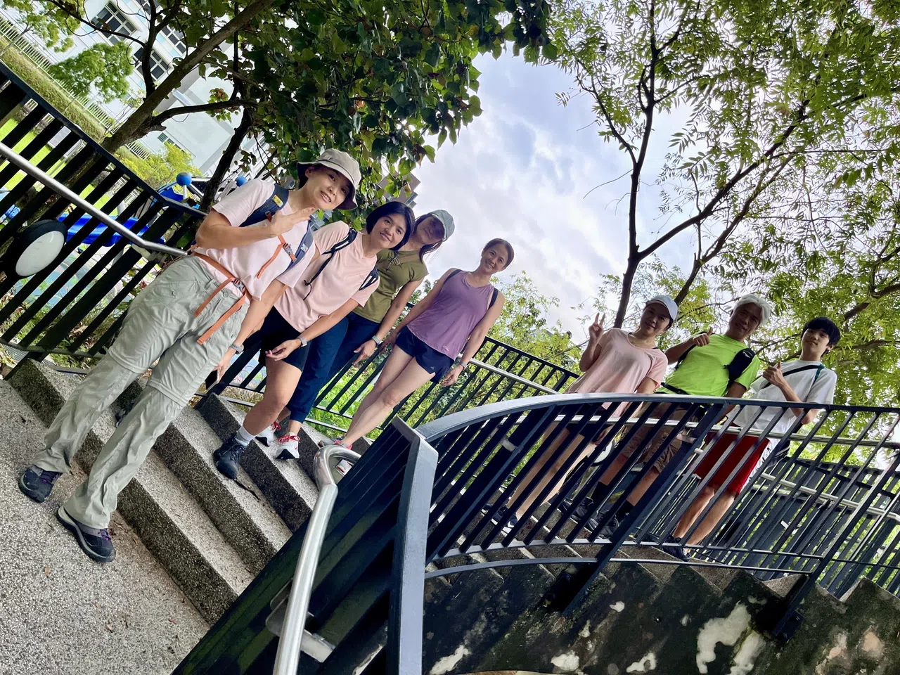 郑媛元（左四）参与杨芷宜（左一）发起的环岛计划，一起探索大街小巷。（受访者提供）