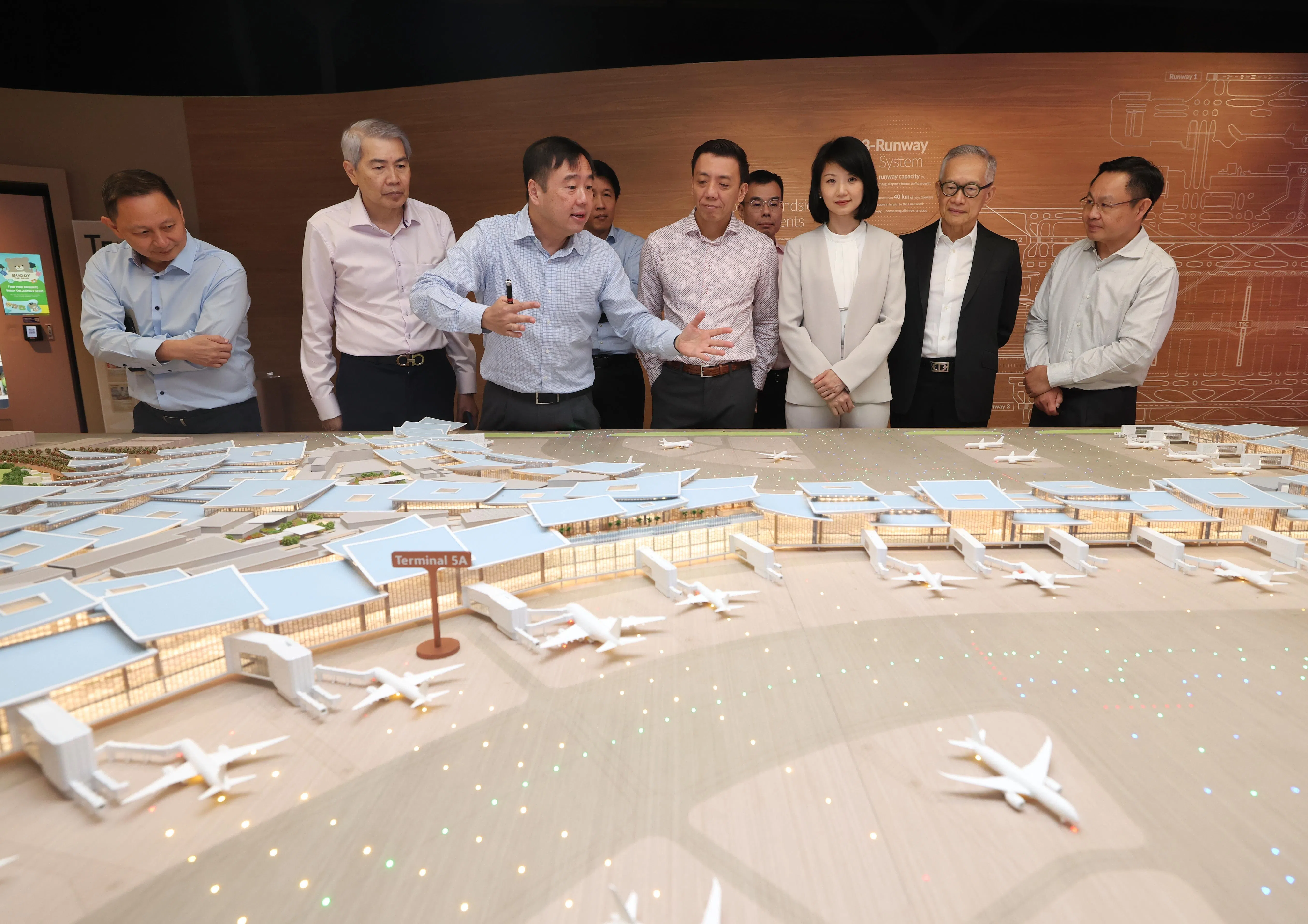 交通部代部长兼财政部高级政务部长萧振祥（前排右四）和国家发展部兼交通部高级政务部长孙雪玲（右三）星期一（1月5日）早上出席展览并主持开幕仪式。（唐家鸿摄）