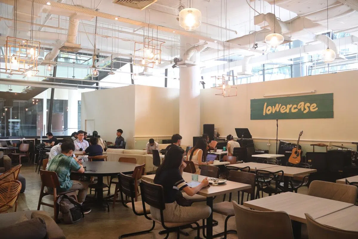 Lowercase咖啡馆内，年轻人同共享静谧的下午时光。（王馨雯摄）