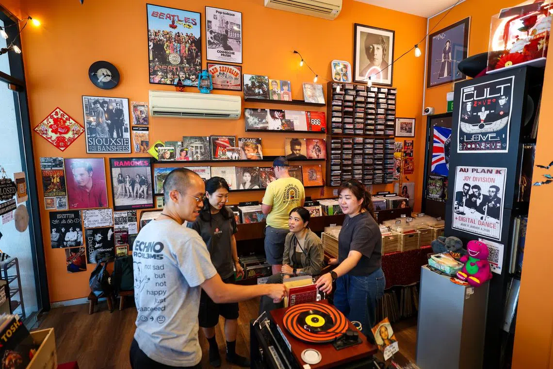 Cherry Lane Records专营二手黑胶唱片，吸引不少年轻顾客前来淘宝。（林明顺摄）