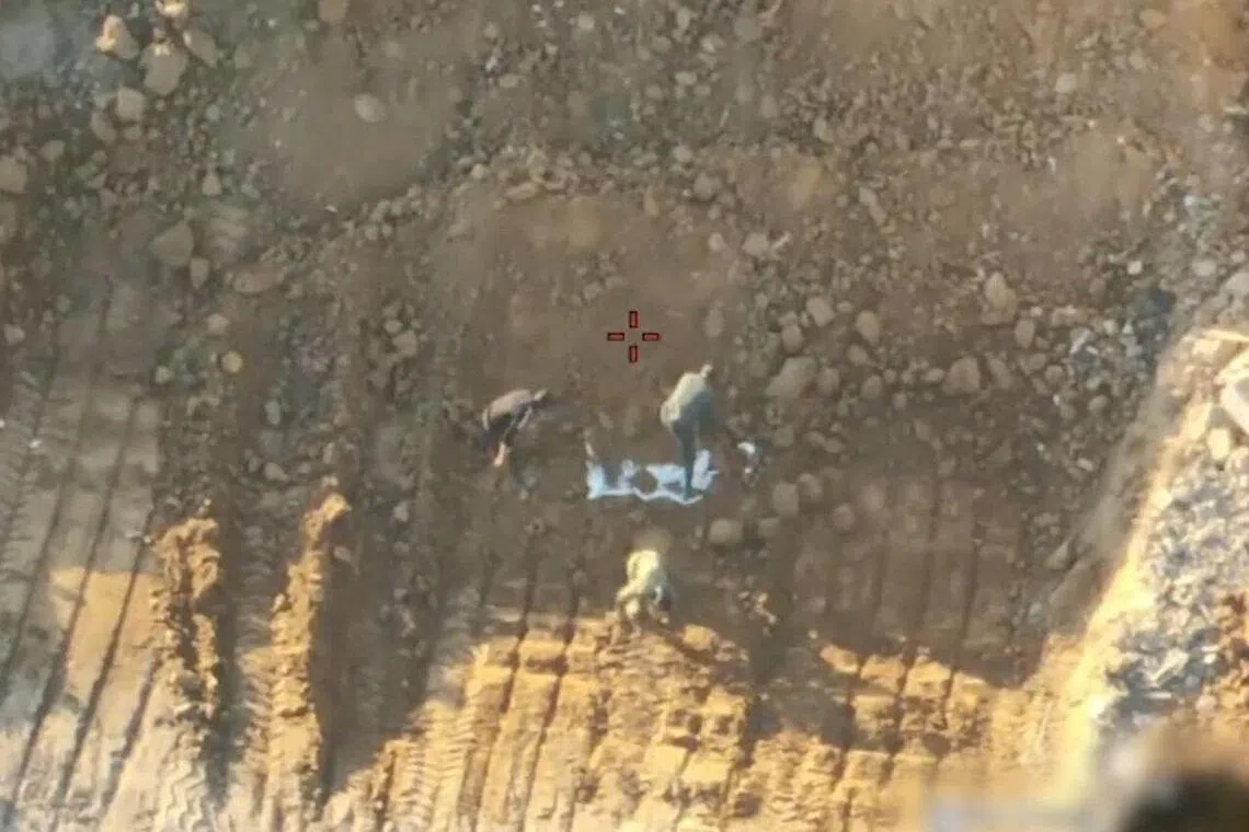 以军周一发布无人机拍摄的视频称，哈马斯自导自演寻获人质遗骸的戏码，违反了停火协议。（路透社）