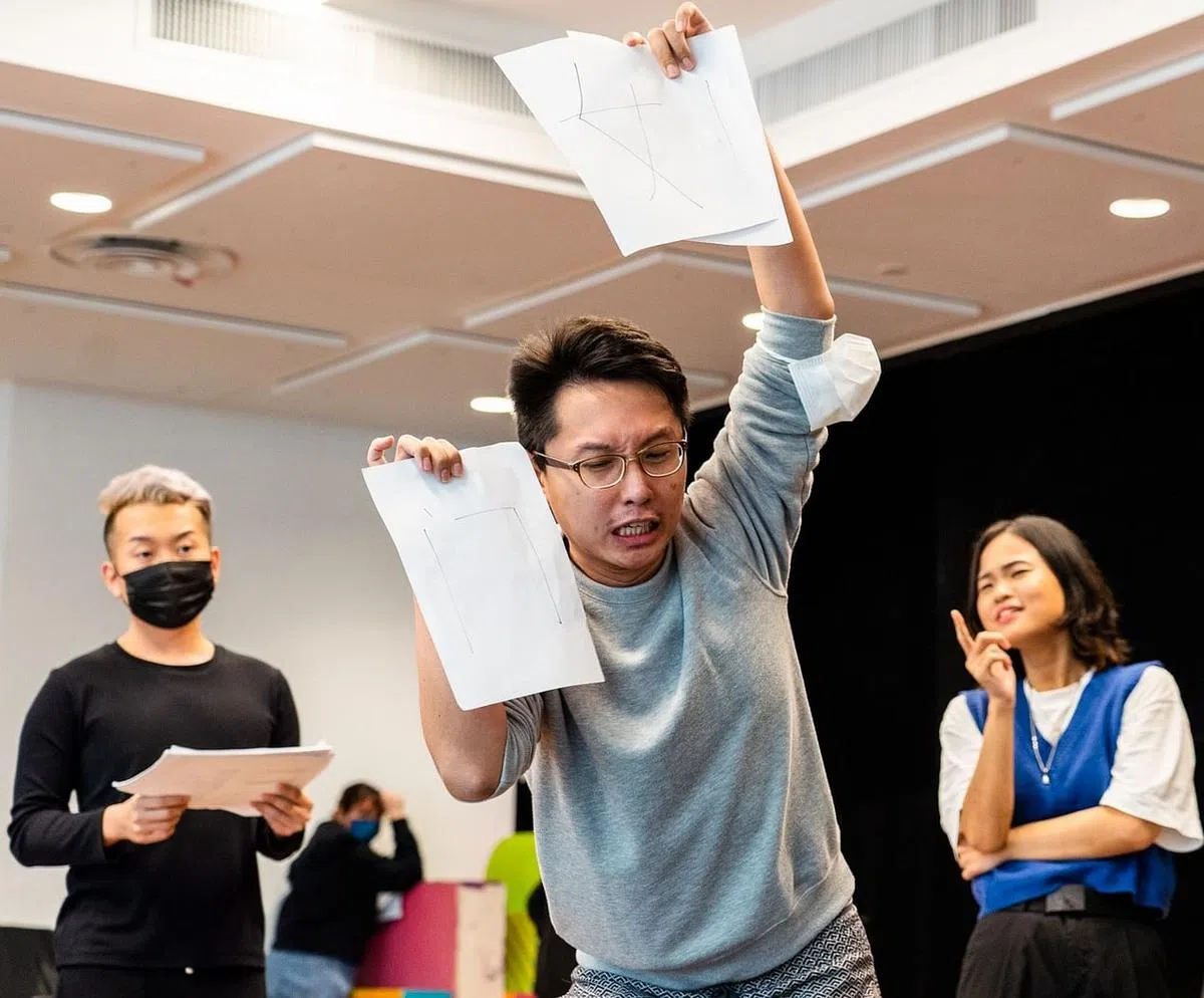 年轻演员们正在积极认真地排练。（照片由野米提供）